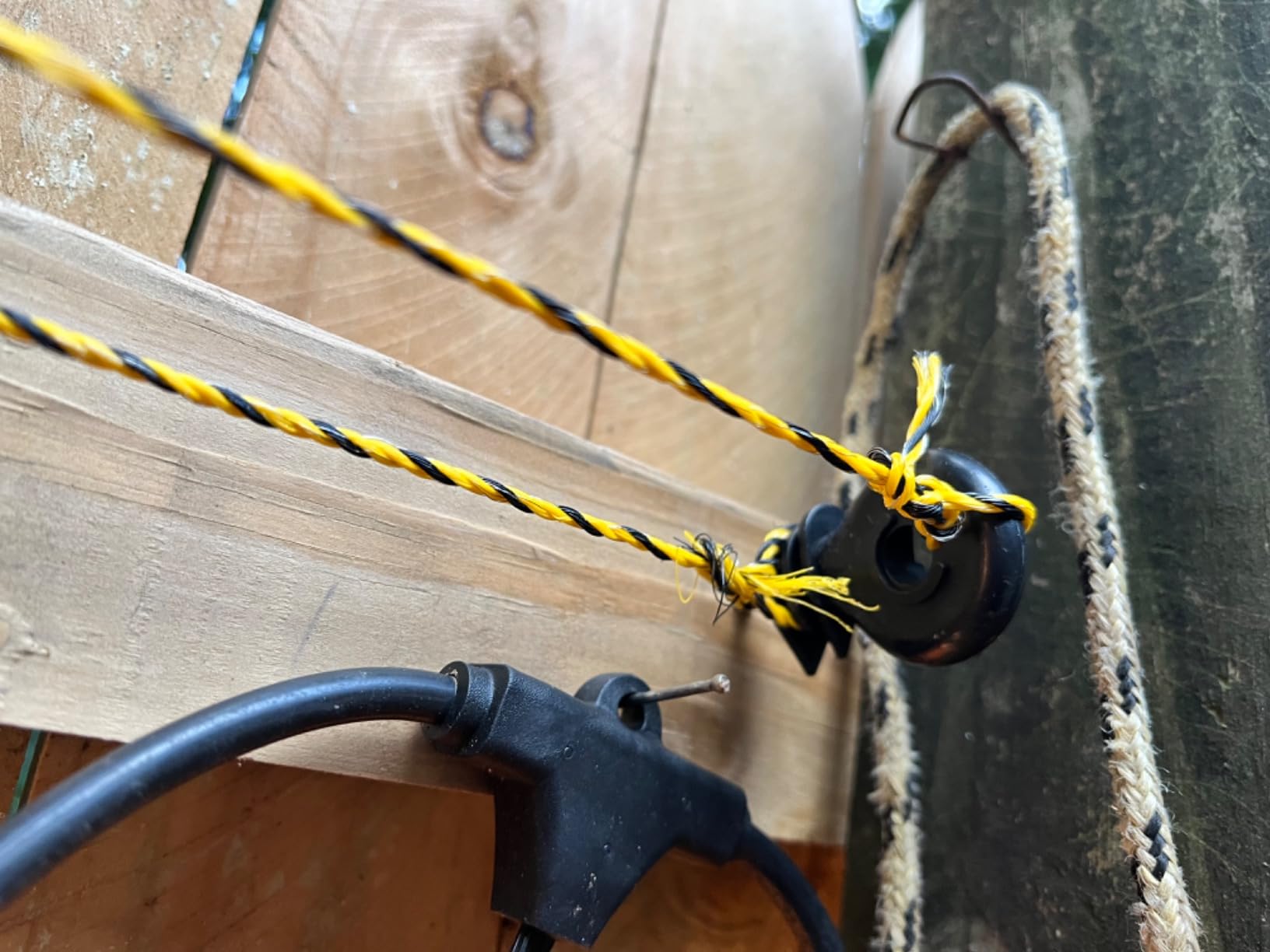 Briidea 2-Mile Electric Fence Energizer for Preventing Wild Animals Intruding 8 Acres Output Voltage 5000 V 0.1Joule customer photo 1