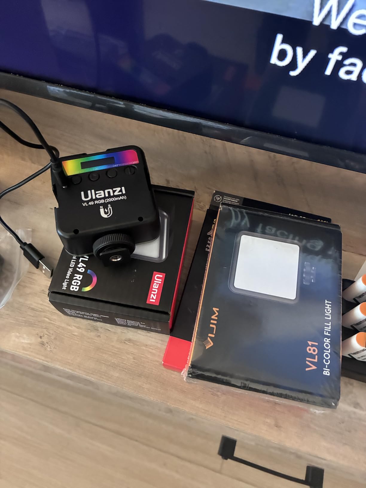 ULANZI VL-81 3000mAh Bi-Color LED Video Light w Softbox - 3200K-5600K+CRI95 Rechargeable Camera Light customer photo 1