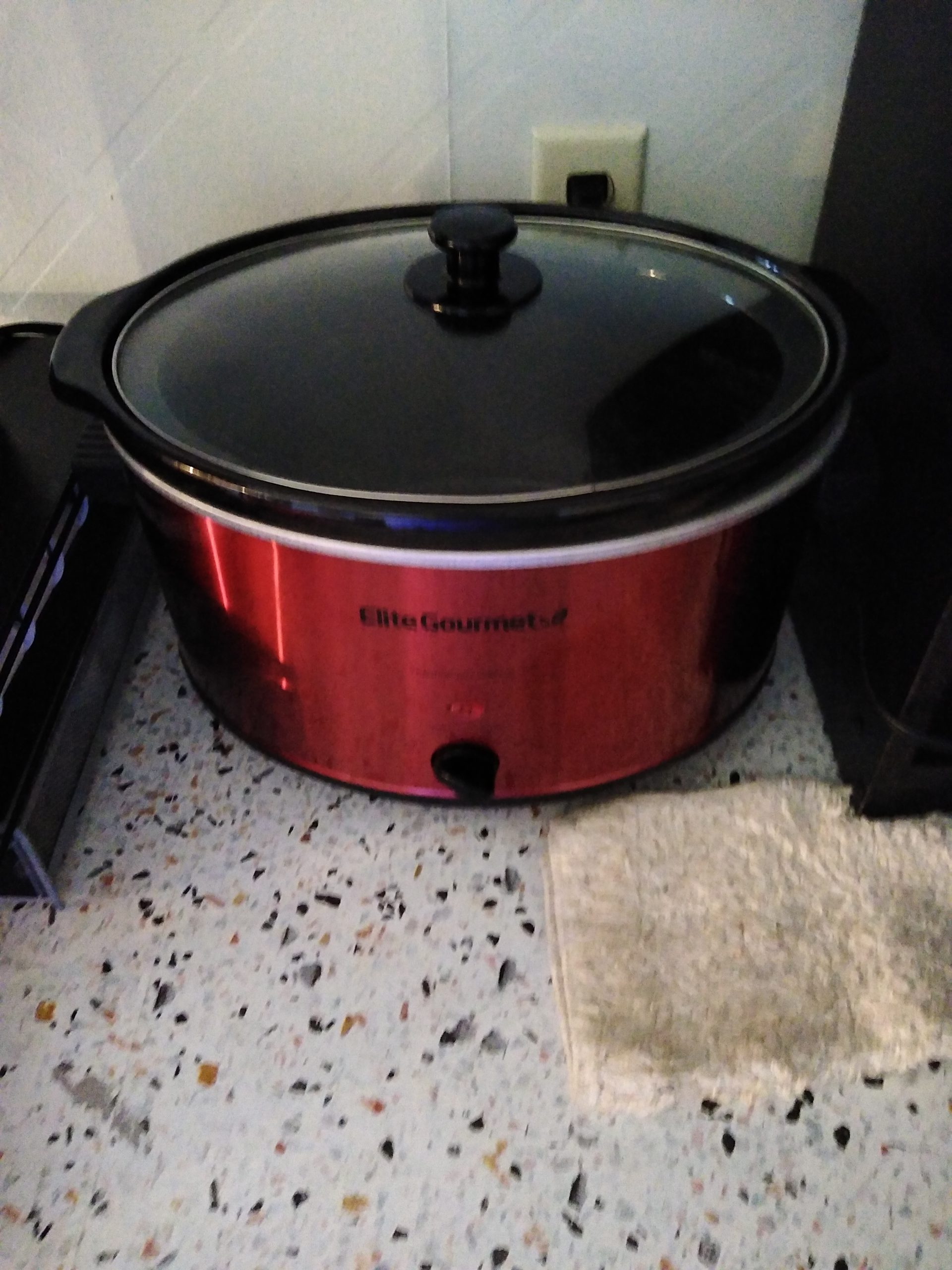 Elite Gourmet MST-900RXT Electric Ceramic XL Jumbo Slow Cooker, Adjustable Temp, Entrees, Sauces, Stews & Dips, Dishwasher Safe Glass Lid & Crock, 8.5Qt, Metallic Red customer photo 2