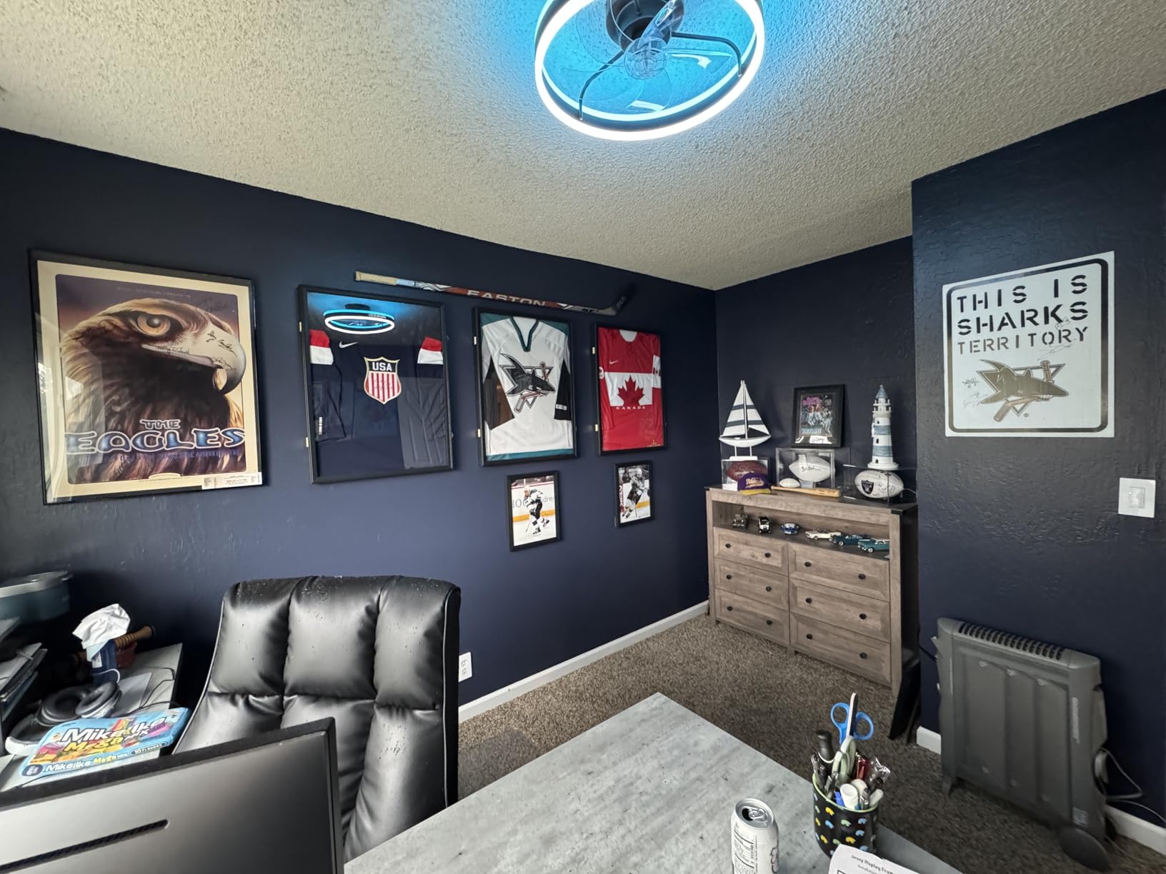 Jersey Frame Display Case, Large Lockable Shadow Box Sports Jersey Frame with UV Protection Acrylic and 2 Hanger for Baseball Basketball Football Soccer Hockey Shirt,Uniform, Graduates Black customer photo 1