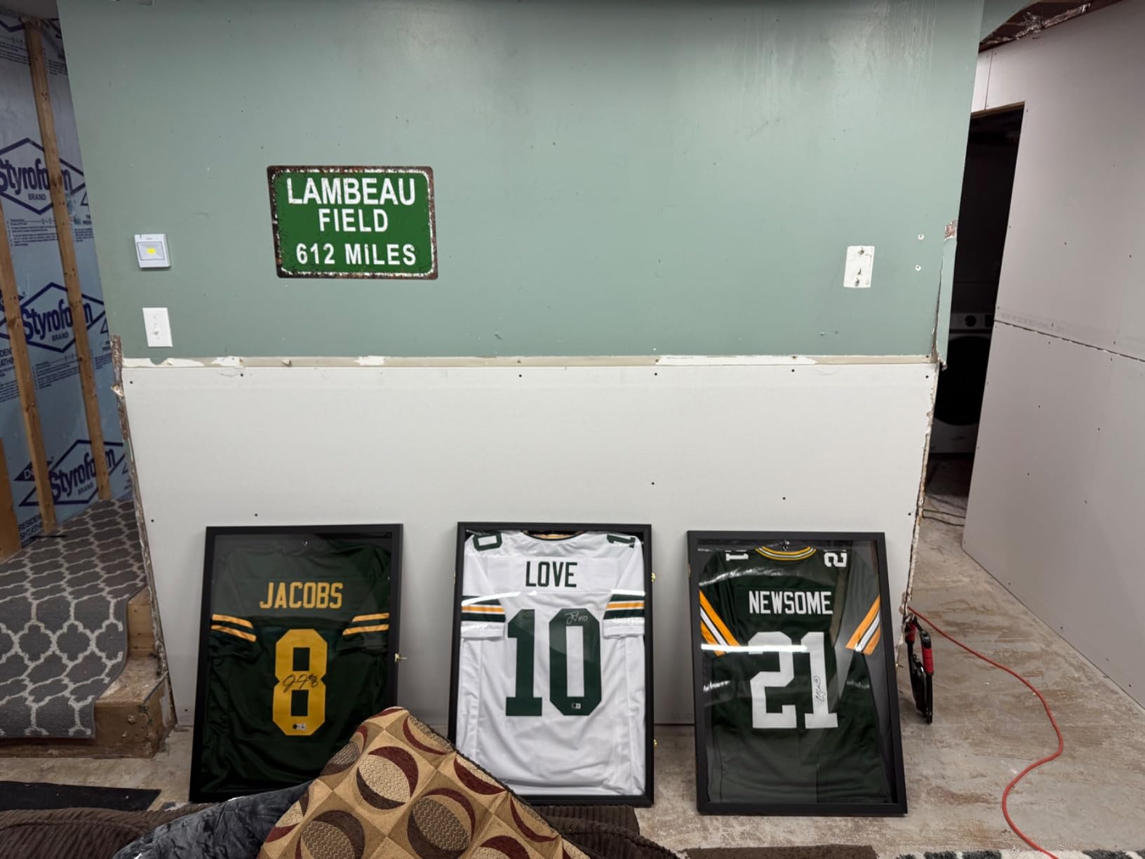 IHEIPYE Jersey Display Case Jersey Frame Large Shadow Box Lockable with UV Protection Acrylic and Hanger for Baseball Basketball Football Soccer Hockey 2XL Sport Jersey Shirt,Black customer photo 2