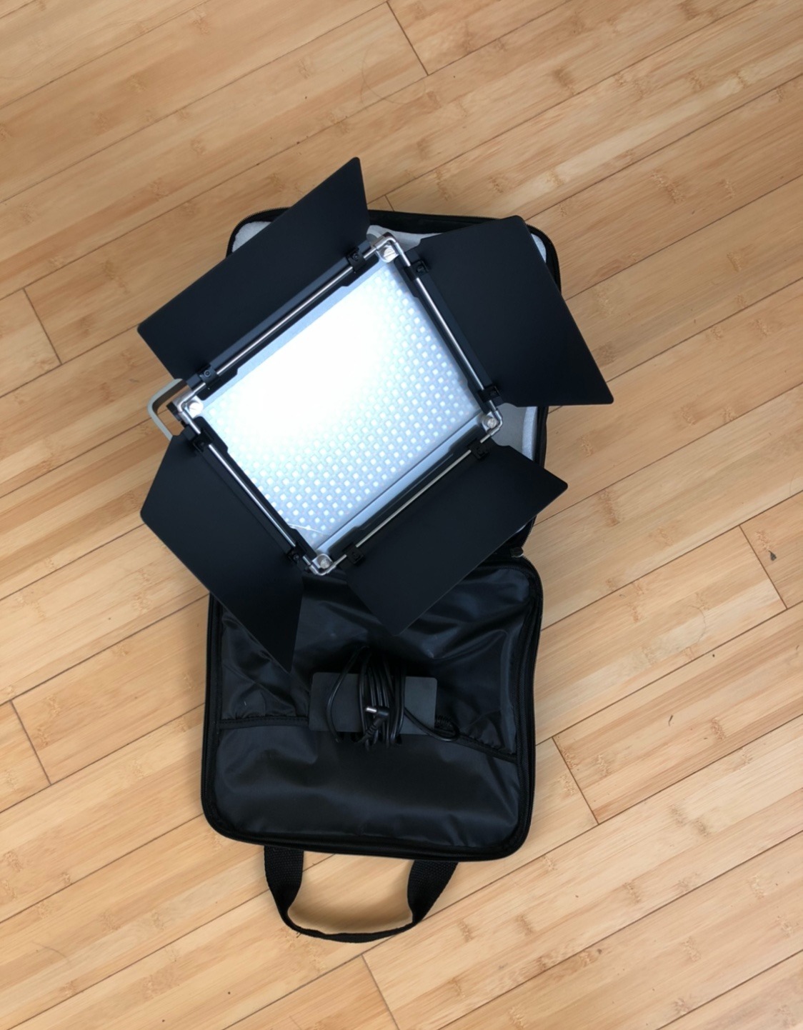 NEEWER 660 PRO RGB Led Video Light with APP Control/Barn Door/U Bracket, 360° Full Color, CRI 97+, 50W Panel Studio Light for Gaming Live Streaming YouTube Webex Recording Filming Photography customer photo 2