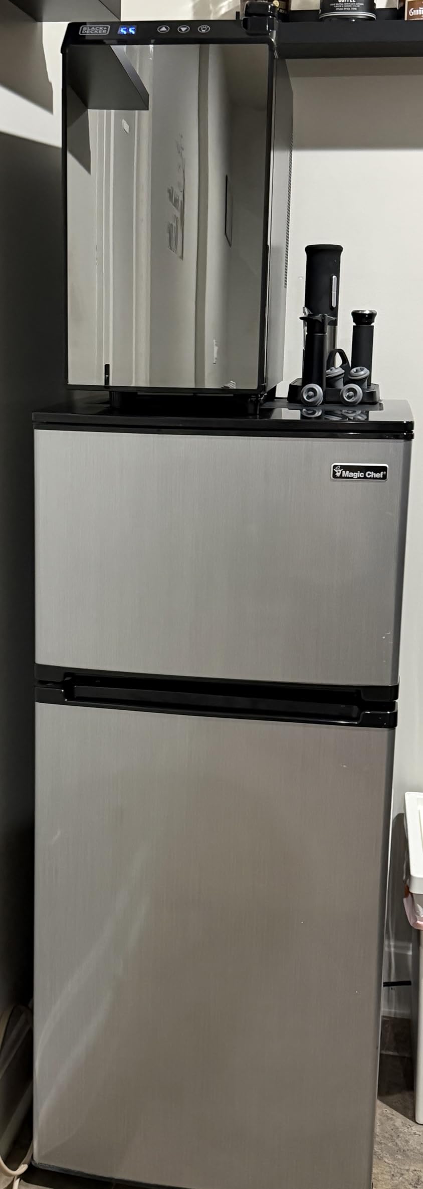 BLACK+DECKER Wine Fridge 12 Bottles, Thermoelectric Wine Cooler Refrigerator with Mirrored Front, Freestanding 12 Bottle Wine Fridge, BD60336 customer photo 2