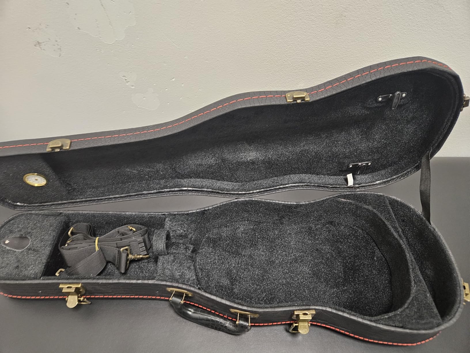 4/4 Full Size Violin Case, Plush Interior Wooden Hard Case With Hygrometer, Crocodile Pattern Leather Bulge Surface Case (Black) customer photo 1
