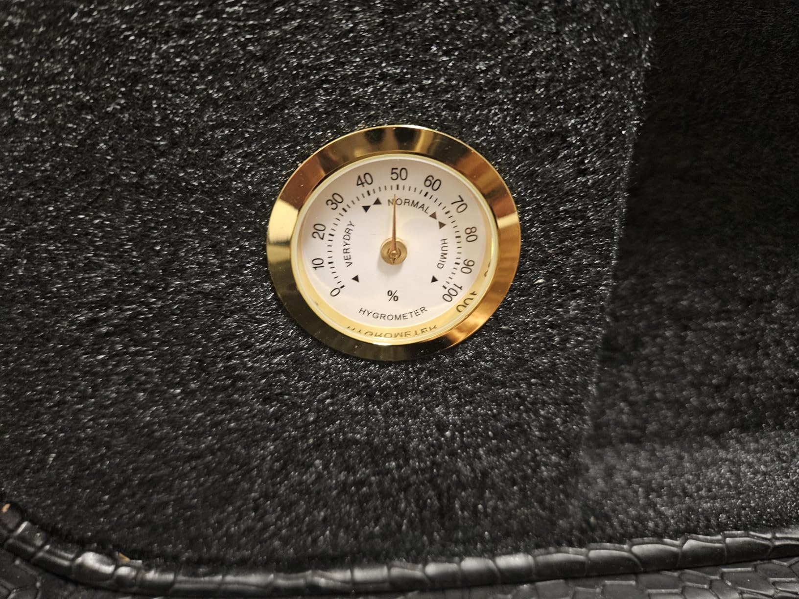 4/4 Full Size Violin Case, Plush Interior Wooden Hard Case With Hygrometer, Crocodile Pattern Leather Bulge Surface Case (Black) customer photo 2