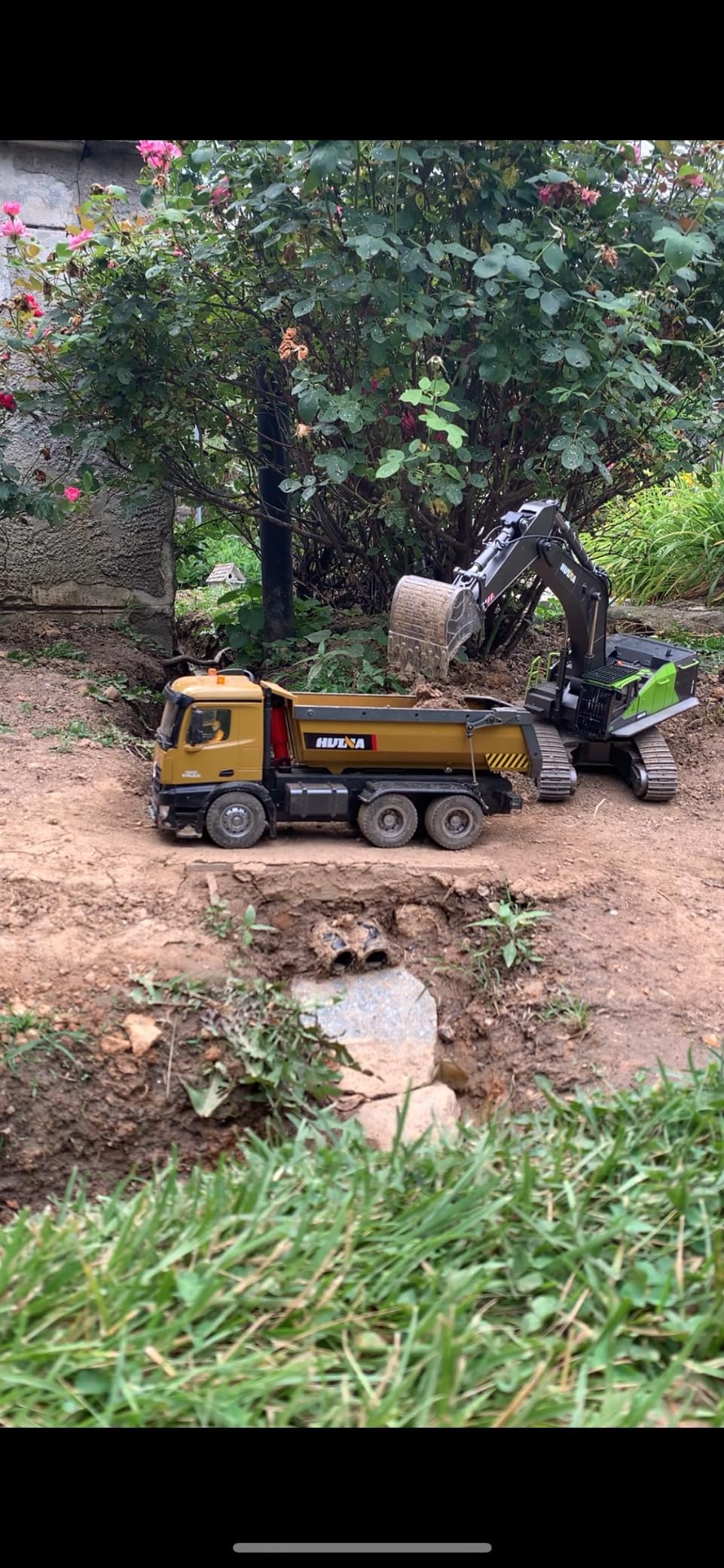 RC Excavator for Adults Huina 1593 Fully Functional 1:14 Toy 28 Channel Remote Control Truck Construction Vehicle Metal Bucket LED Lights Simulating Sounds 2 Batteries and Gripper 2026 Model customer photo 2