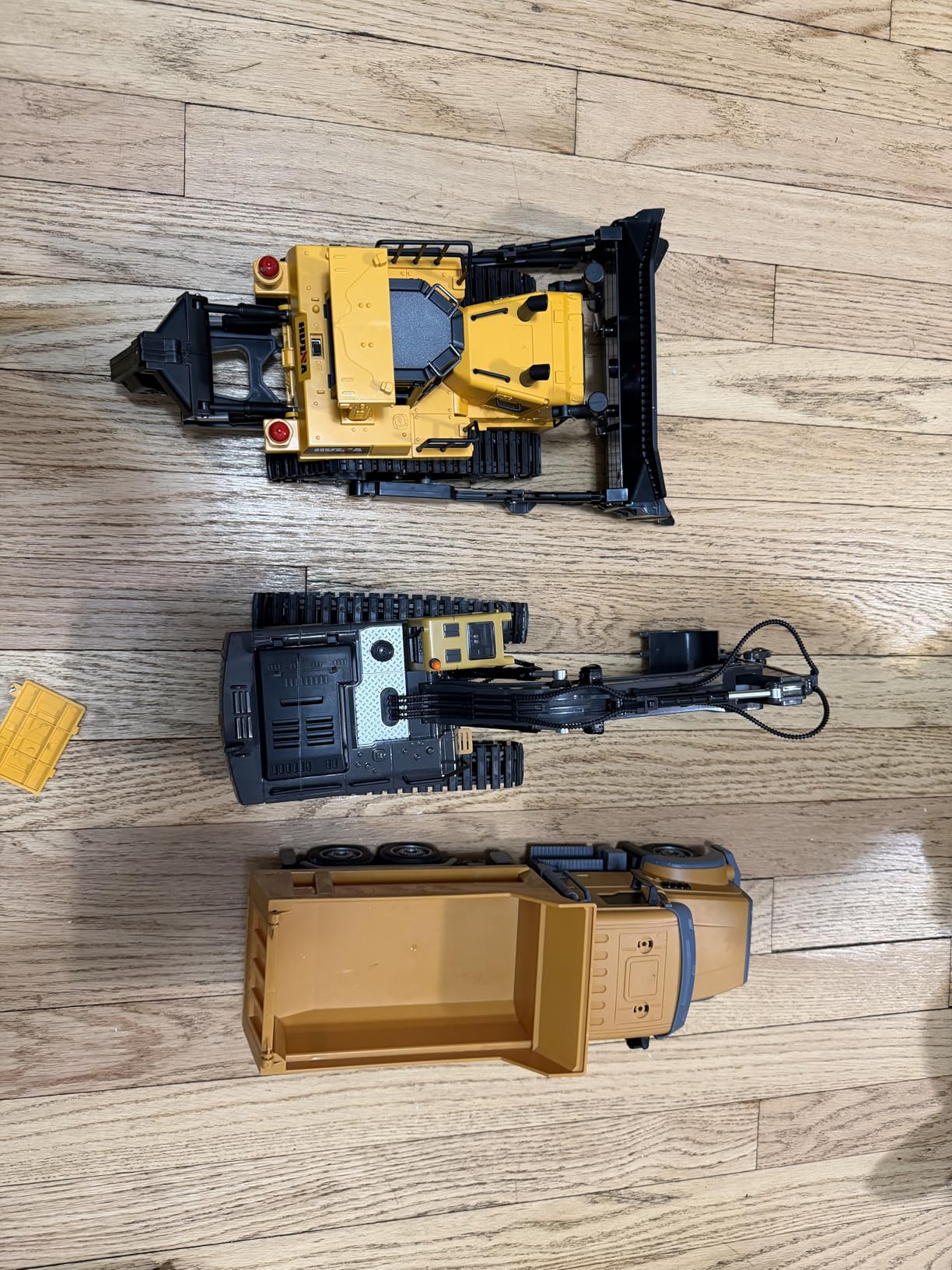 fisca Remote Control Bulldozer RC 1/16 Full Functional Construction Vehicle, 2.4Ghz 11 Channel Dozer Front Loader Toy with Light and Sound for Kids Age 6+ customer photo 1