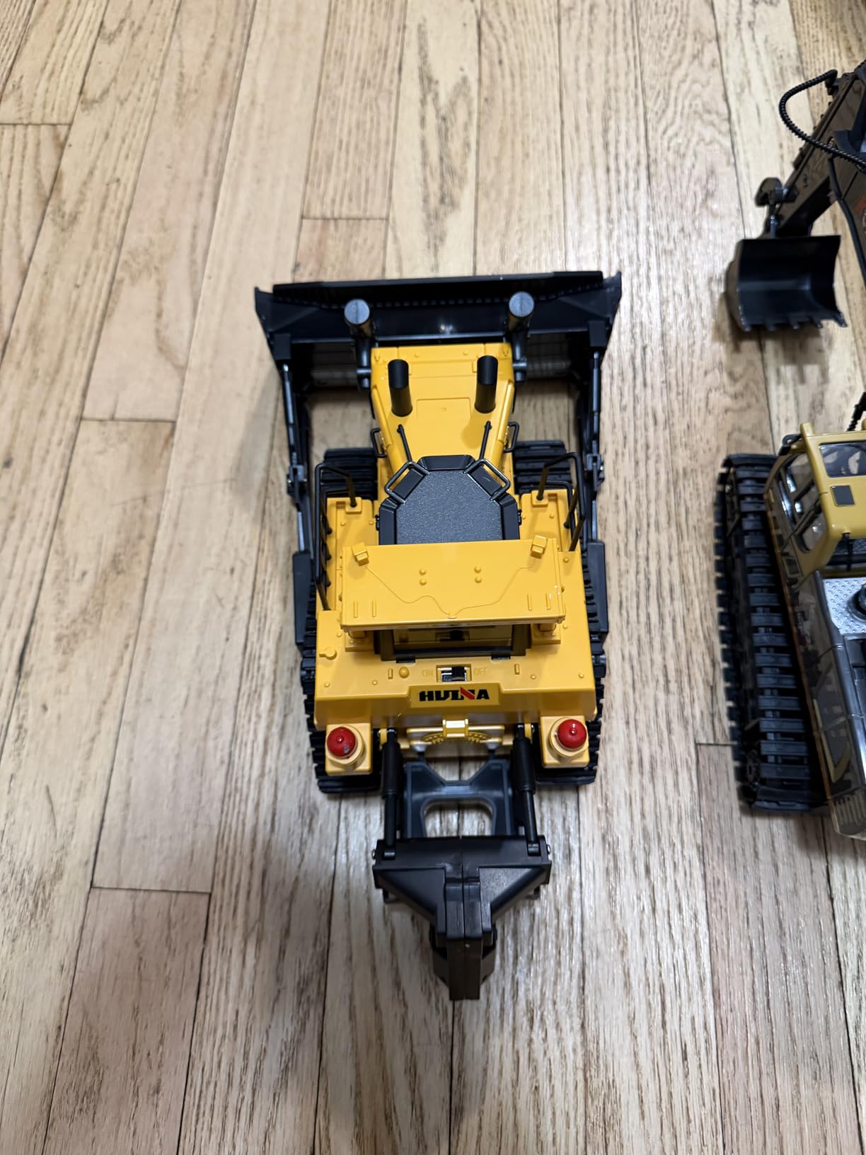 fisca Remote Control Bulldozer RC 1/16 Full Functional Construction Vehicle, 2.4Ghz 11 Channel Dozer Front Loader Toy with Light and Sound for Kids Age 6+ customer photo 2