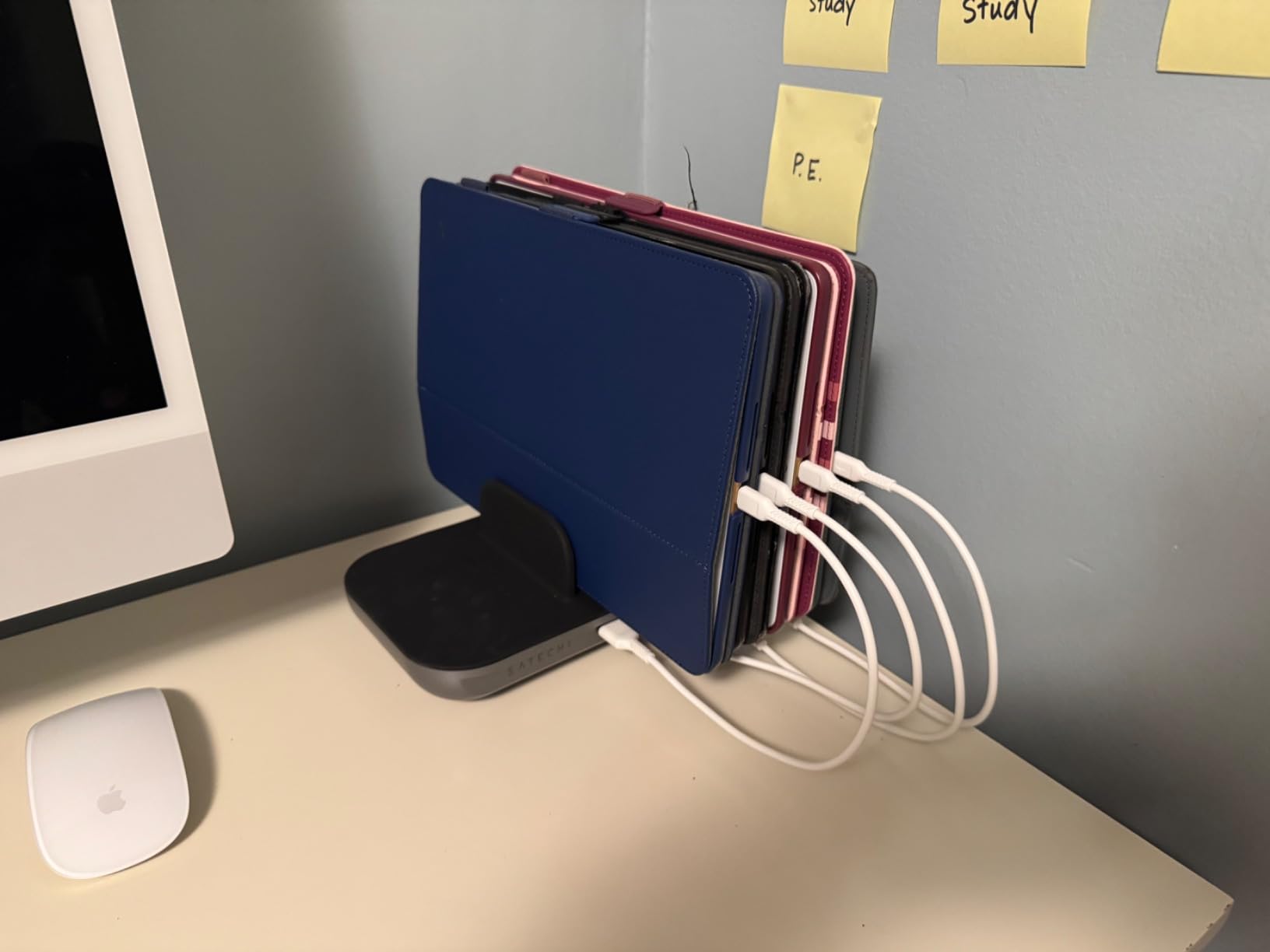 Satechi Multi Device Charging Station with Wireless Charging - for iPad, MacBook, iPhone, AirPods, Apple Watch customer photo 1