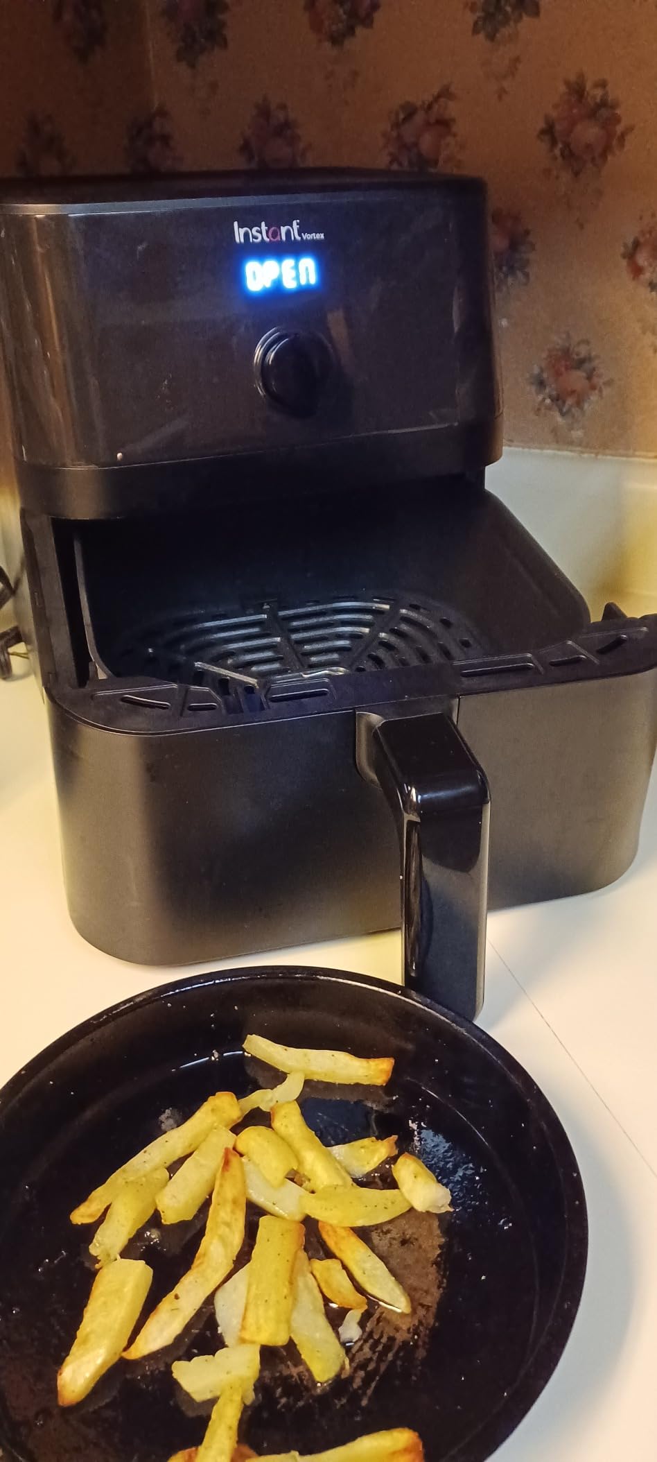 Instant Pot Vortex 5.7QT Air Fryer, Custom Program Options, 4-in-1 Functions, EvenCrisp Technology that Crisps, Roasts, Bakes and Reheats, 100+ In-App Recipes, from the Makers of Instant Pot, Black customer photo 1