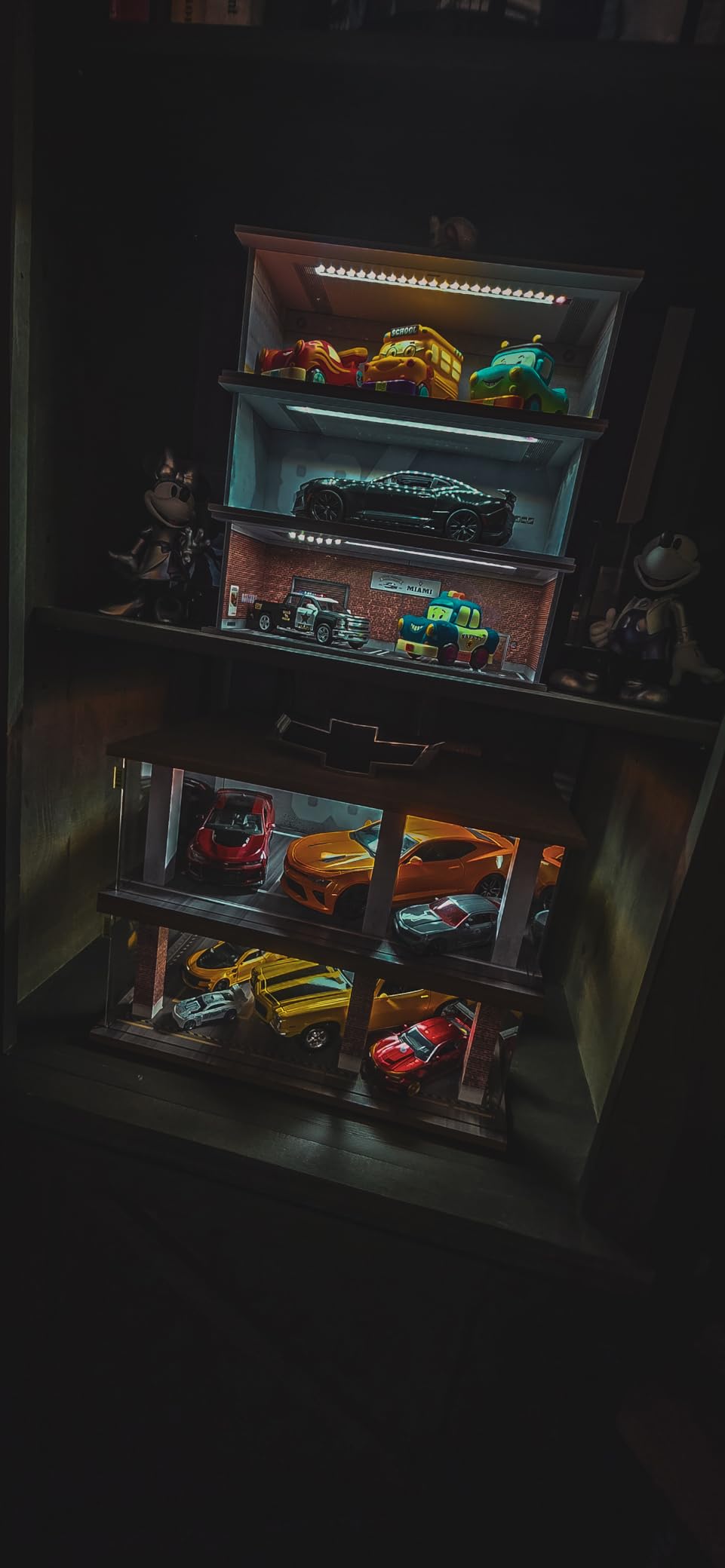 1:24 Scale Die-Cast Car Garage Display Case with Transparent Acrylic Cover and LED Lighting for 3 Parking Spaces (2A) customer photo 2