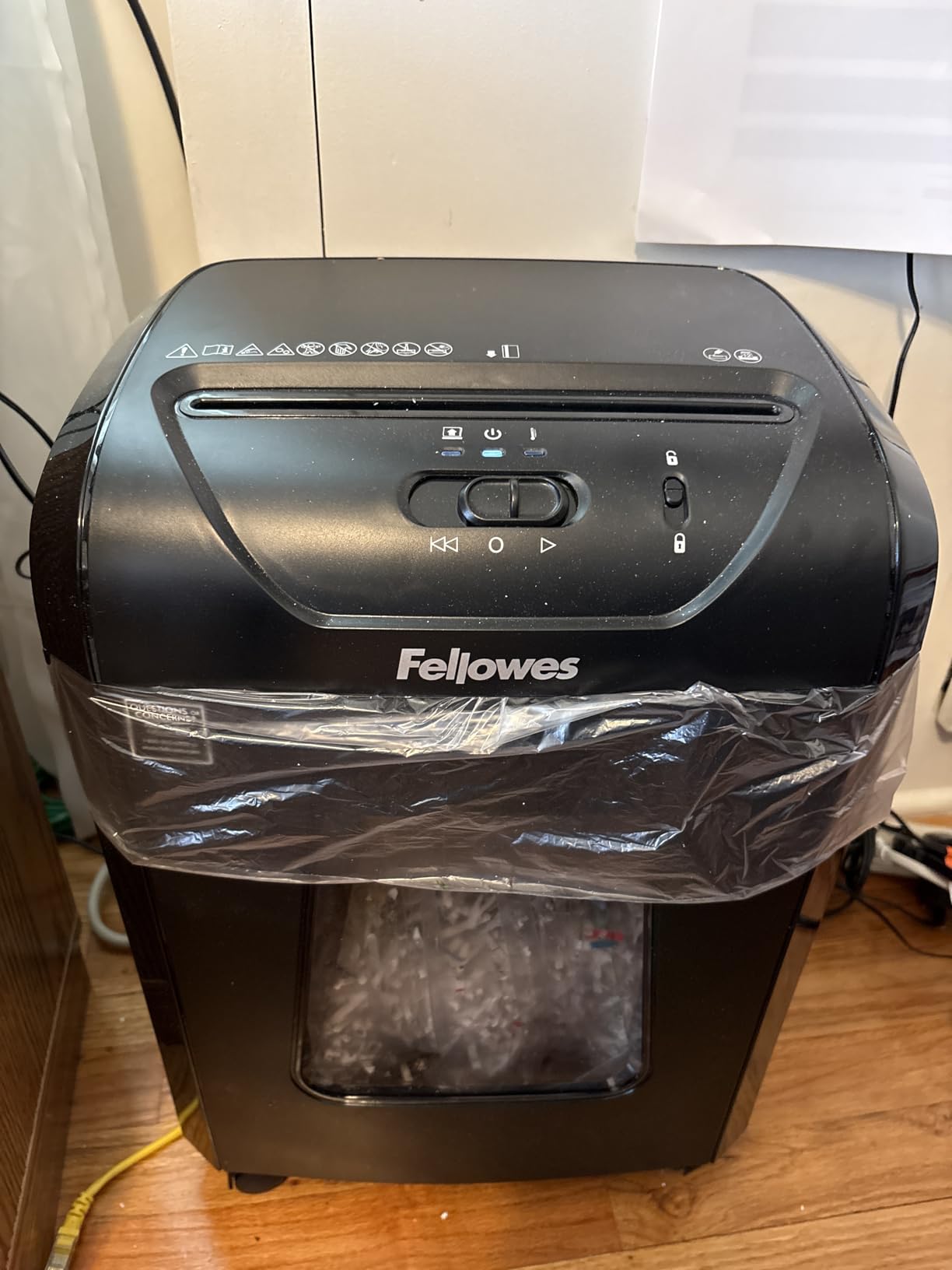 Fellowes 14C10 14-Sheet Cross-Cut Home Office Paper Shredder customer photo 2