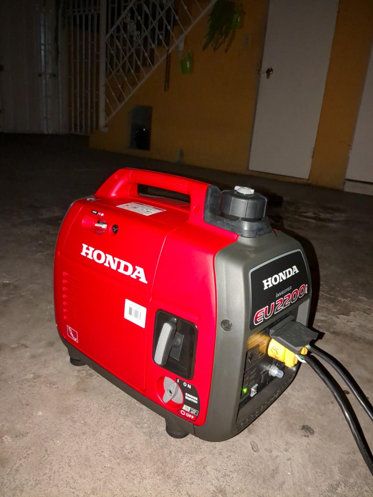 Honda EU2200i 2200 Watt Inverter Generator (EU2200ITAN) | Super Quiet 120V Gas Powered Portable Generator for Camping or Home Backup Power Supply, Up to 8.1 Hour Run Time customer photo 2