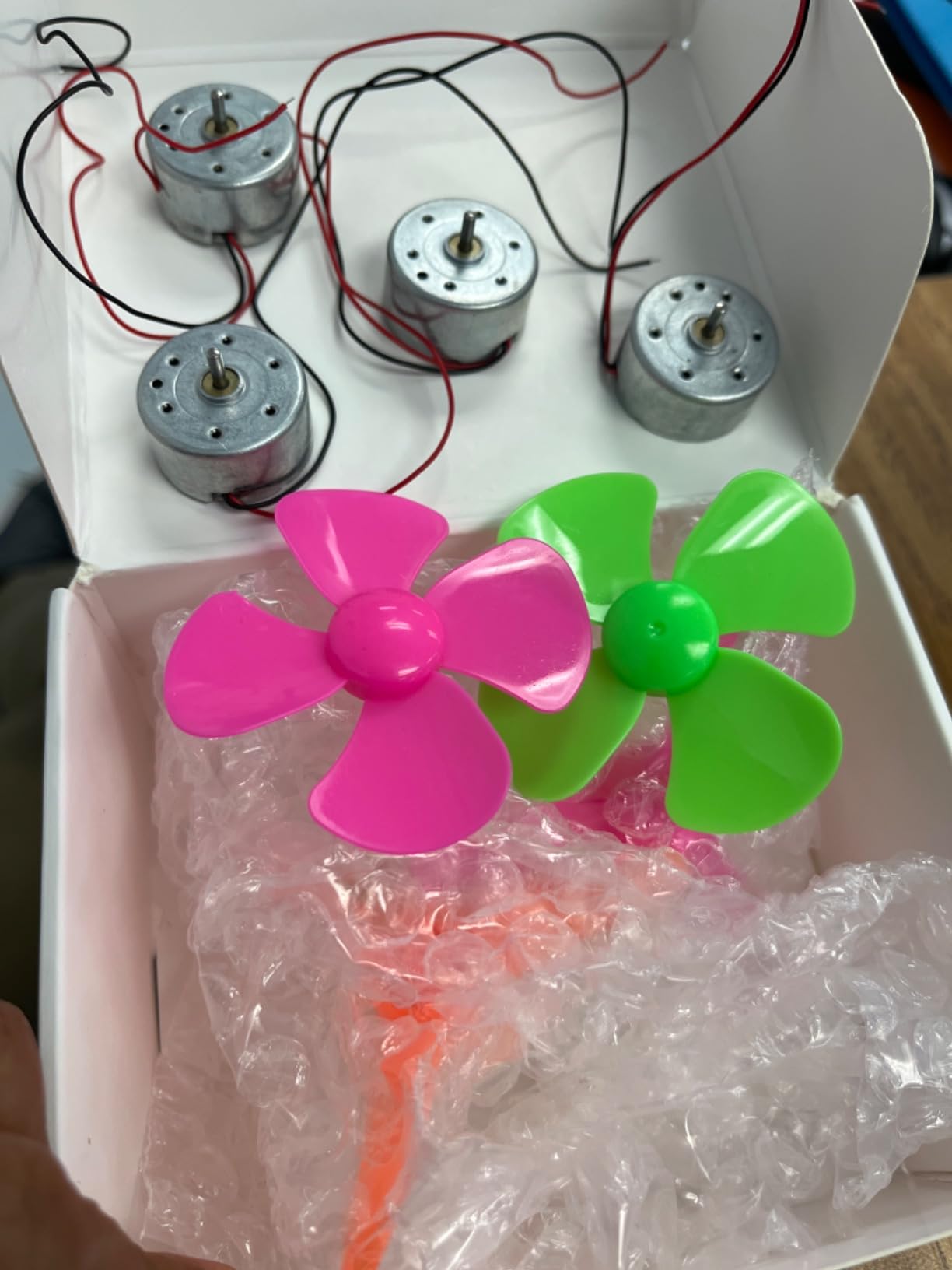 Sntieecr 6 Set Mini Generator Motors 3V-12V DC Motor, Wind Turbine Generator with Mini Fan Leaf and Plastic Motor Holder for DIY Educational Physics Experiment customer photo 1
