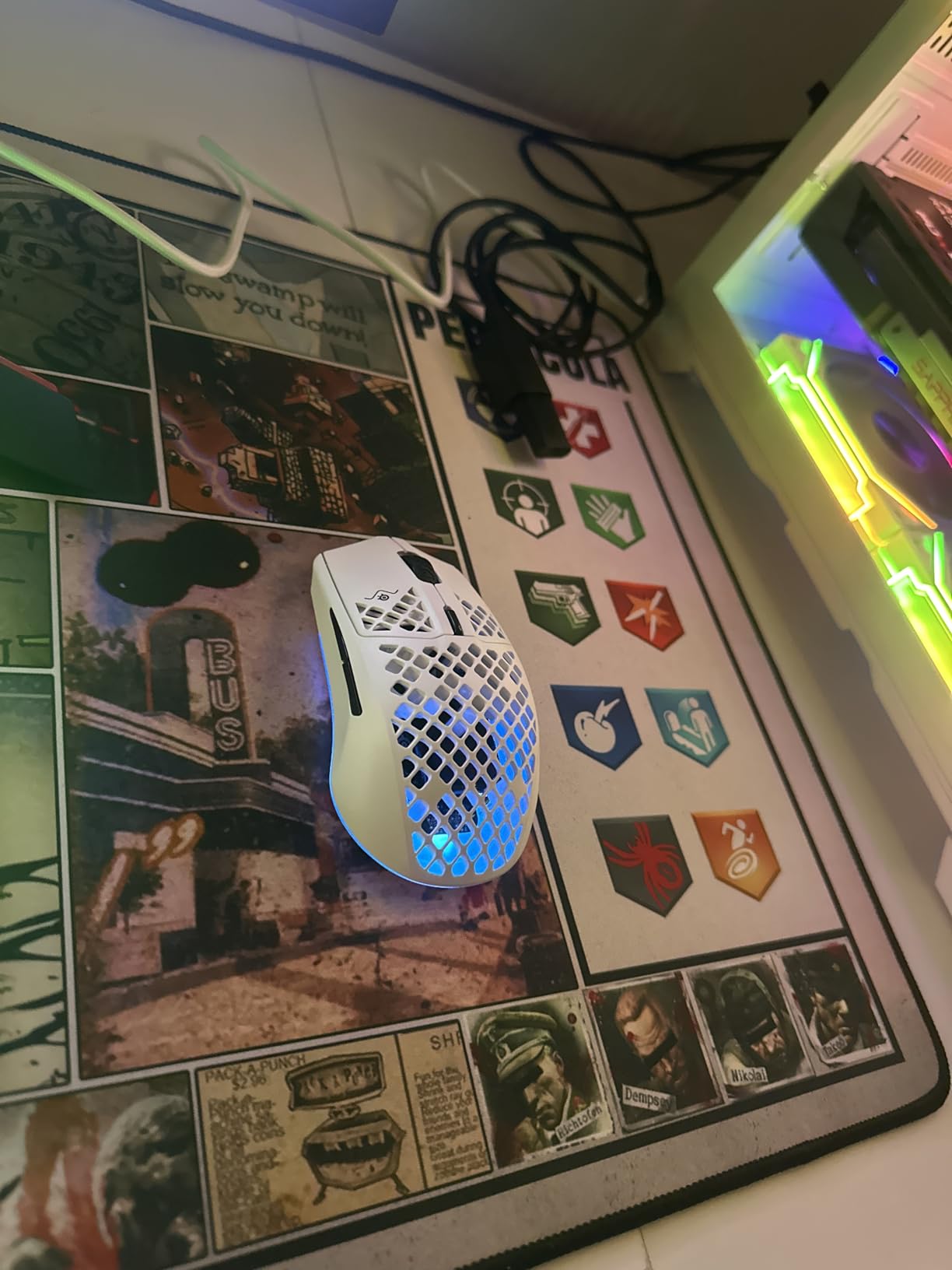 SteelSeries Aerox 3 Wireless - Holey RGB Gaming Mouse - Ultra-lightweight Water Resistant Design - 18K DPI TrueMove Air Optical Sensor -Snow customer photo 2