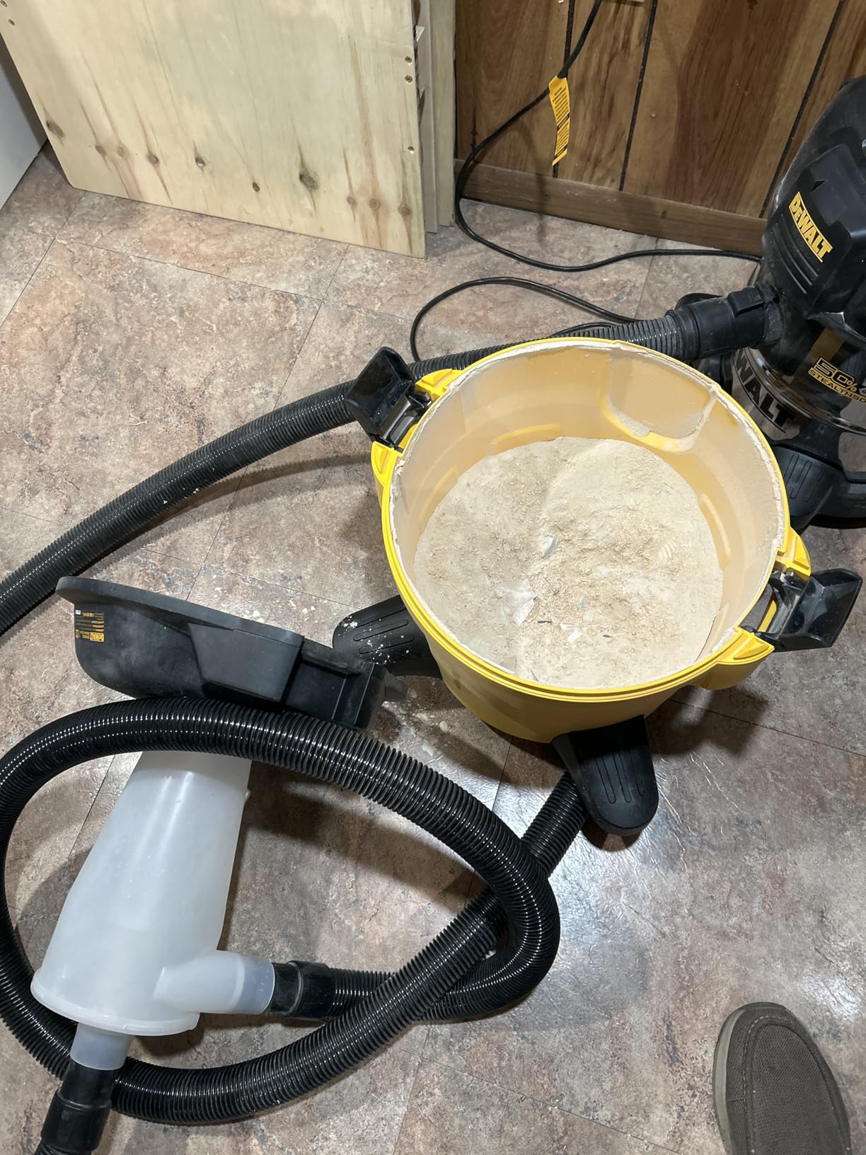 DEWALT Dust Separator with 6 Gallon Poly Tank, 99.5% Efficiency Cyclone Dust Collector, High-Performance Cycle Powder Collector Filter, DXVCS002, Yellow customer photo 2