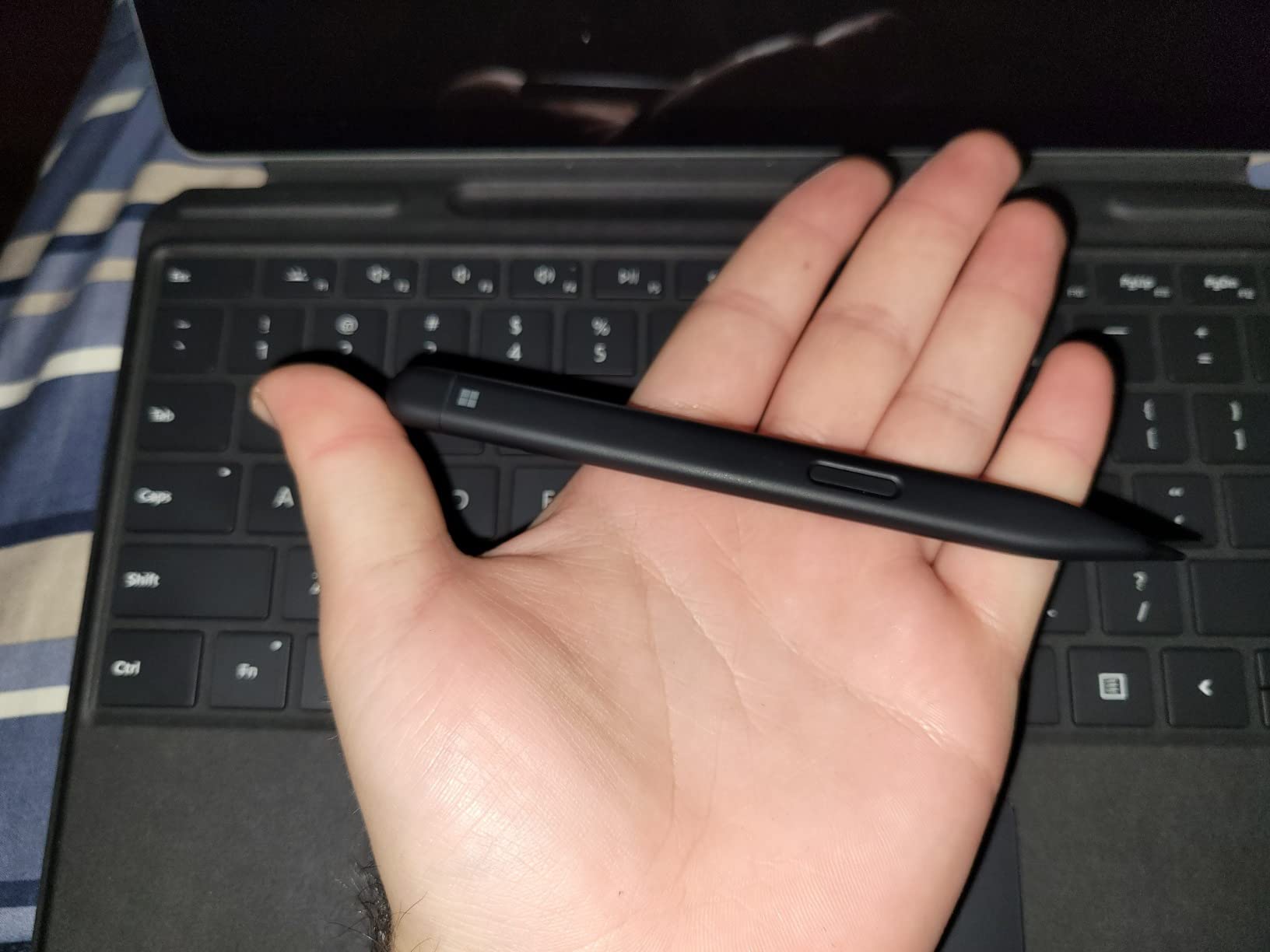 Surface Slim Pen 2 Matte Black - Bluetooth 5.0 Connectivity - 4,096 points of pressure sensitivity - Create in real time with zero force inking - Take notes naturally with haptic motor customer photo 2