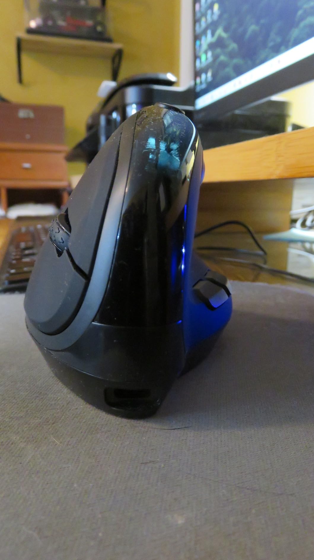 DELUX Seeker Ergonomic Mouse Wireless, Vertical Mouse with OLED Screen, 6 Buttons&Thumb Wheel Function, Silent Click, Up to 7200DPI, Programmable, Rechargeable, BT/2.4G/Wired, RGB Light(M618XSD-Black) customer photo 1