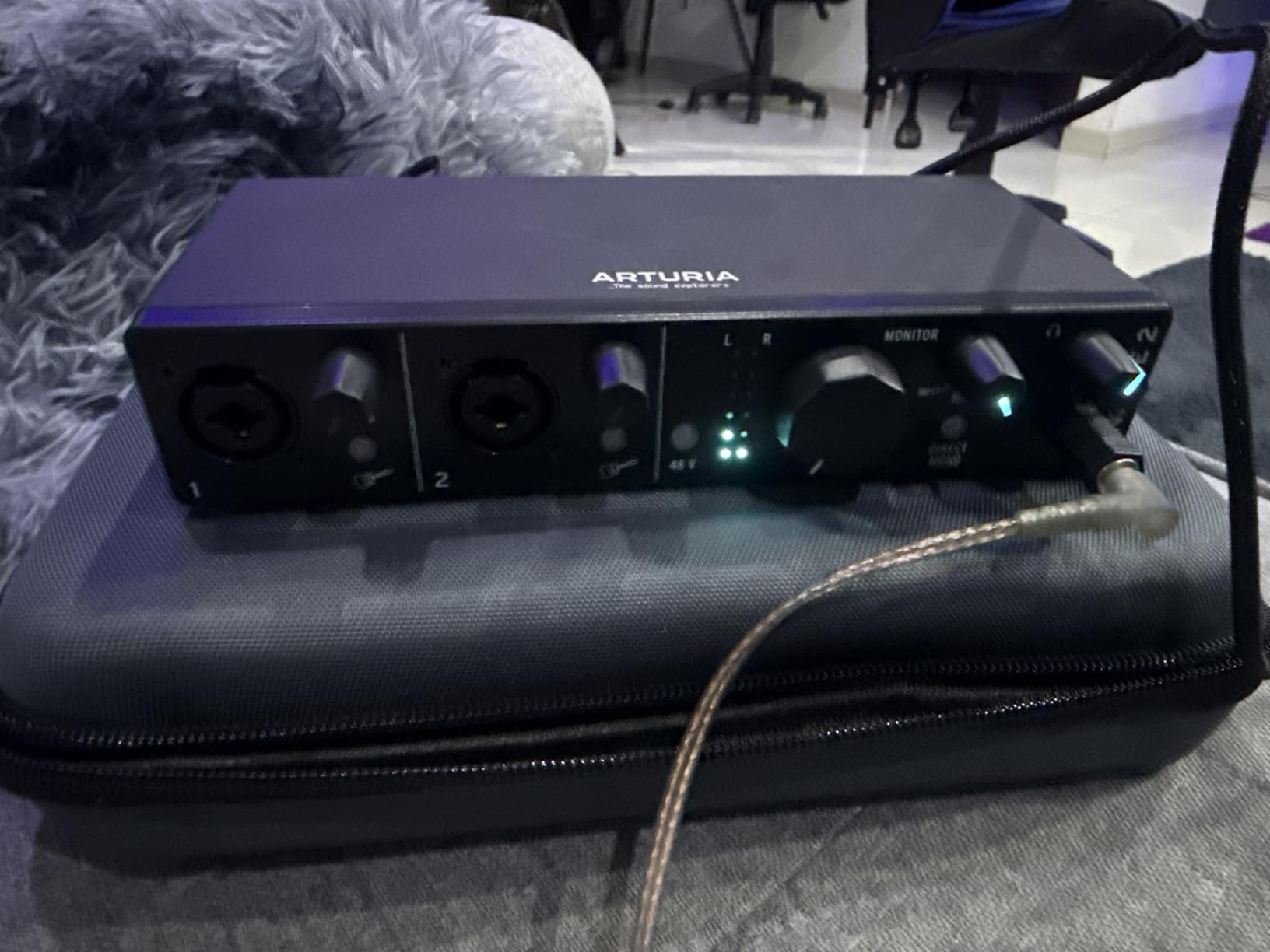 Arturia - MiniFuse 2 - Compact USB Audio & MIDI Interface with Creative Software for Recording, Production, Podcasting, Guitar - Black customer photo 1