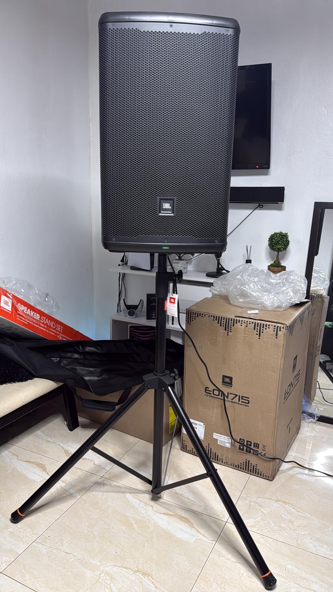 JBL Professional EON710 Powered PA Speaker with Bluetooth, 10 inch, 1300 Watt customer photo 1