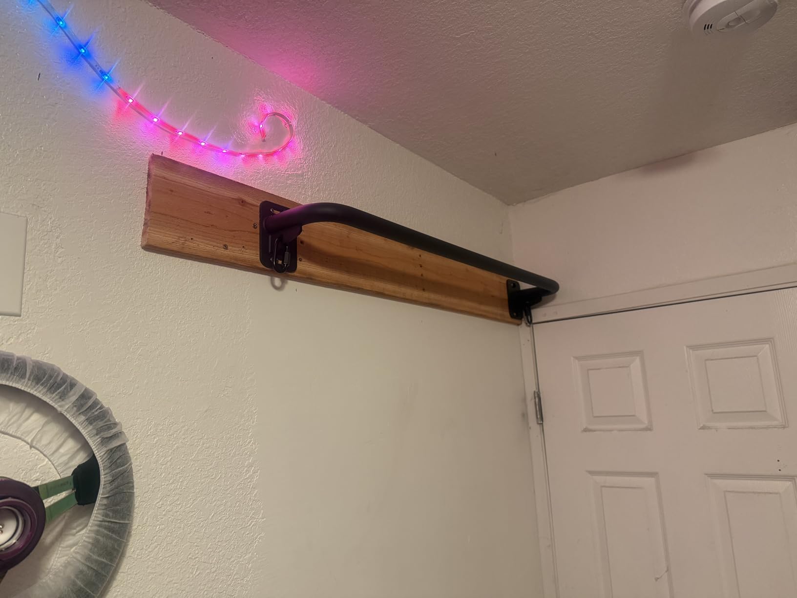 SELEWARE Heavy Duty Welded Pull Up Bar, Versatile Doorway Wall Mount, Joist Mounted, and Ceiling Mounted Chin Up Bars, Thick Metal Sturdy Construction for Full Body Workouts Support 500 lbs customer photo 2