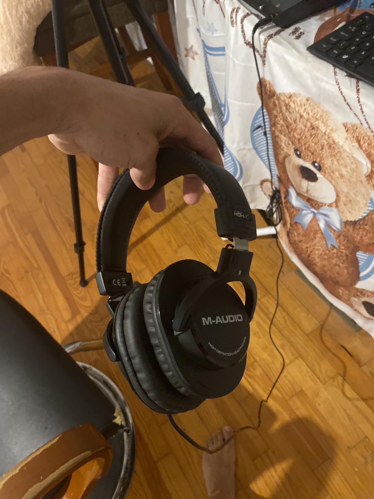 M-AUDIO HDH40 - Over Ear Studio Headphones with Closed Back Design, Flexible Headband and 2.7m Cable for Studio Monitoring, Podcasting and Recording customer photo 1