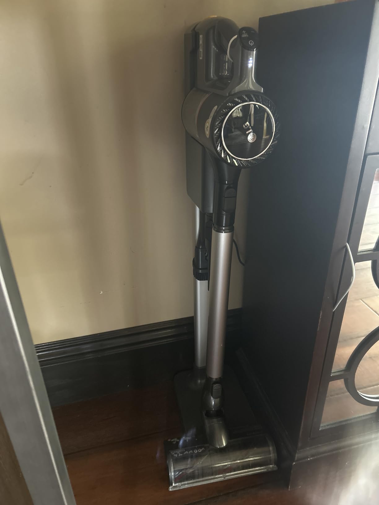 LG CordZero A913 - Cordless Stick Vacuum Cleaner, 60 Minute Runtime w/Rechargeable Battery, Lightweight, Powerful Cleaning for Carpet, Hardwood, Pet Hair, Portable Charging Stand customer photo 1