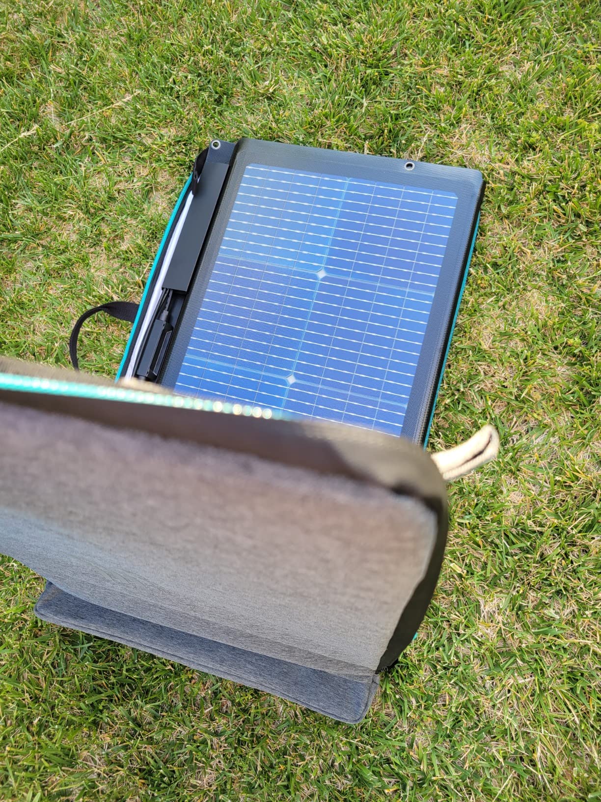 EF ECOFLOW 220W Portable Solar Panel, Bifacial Design Up to 25% Conversion Efficiency N-Type Solar Cell, with Adjustable Kickstand, IP68 Waterproof, Foldable Solar Panel for Camping RVing Home Backup customer photo 2