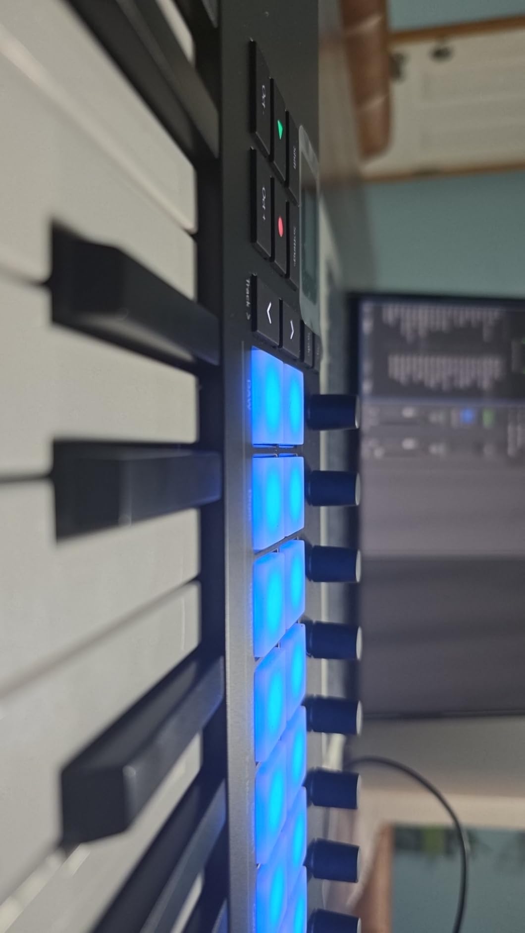 Novation Launchkey 88 [MK3] - premium 88-note MIDI keyboard for expressive music creation customer photo 2