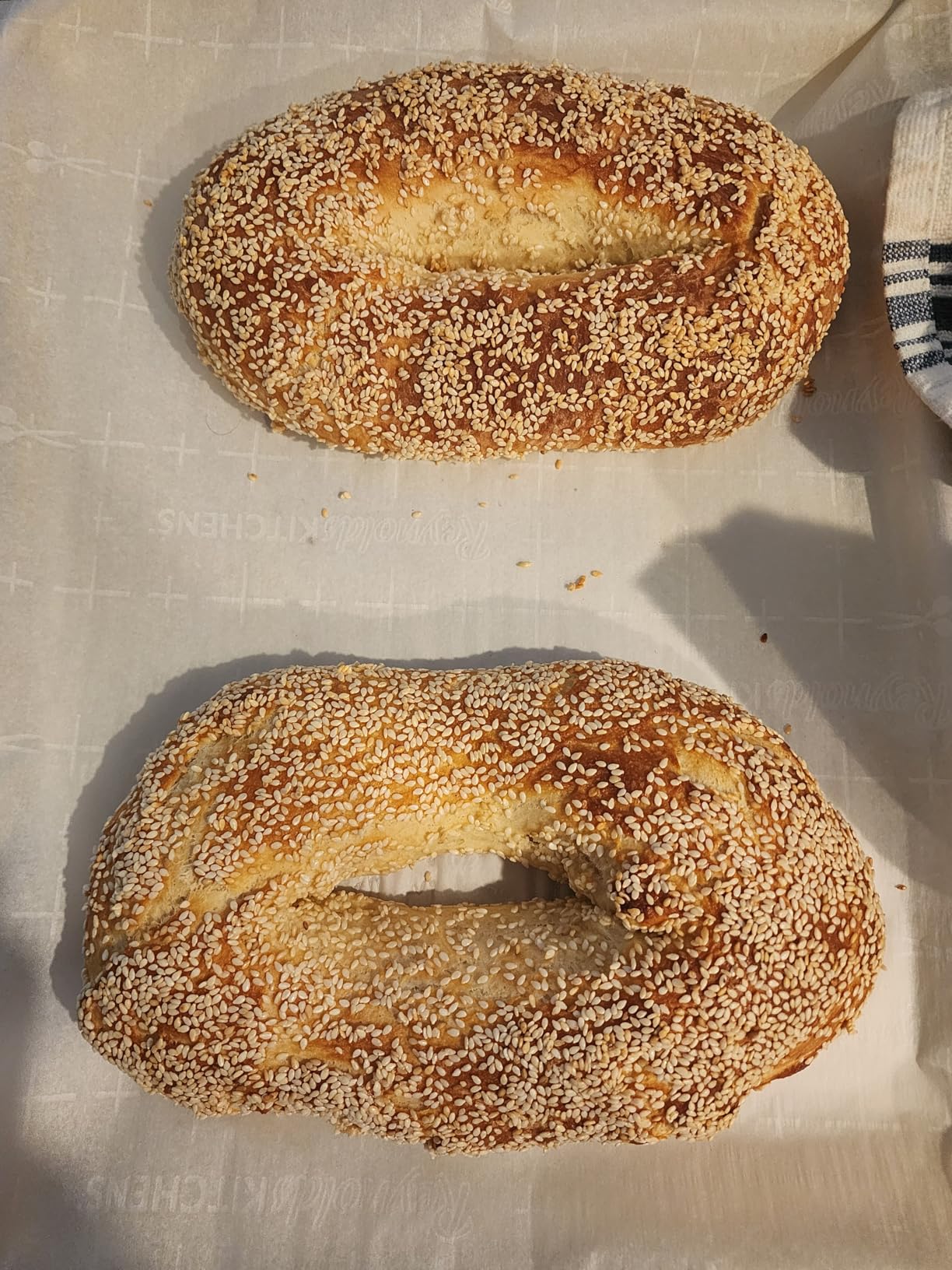 Hamilton Beach Electric Stand Mixer, 4 Quarts, Dough Hook, Flat Beater Attachments, Splash Guard, 7 Speeds with Whisk, Easy-Carry Top Handle, White customer photo 2