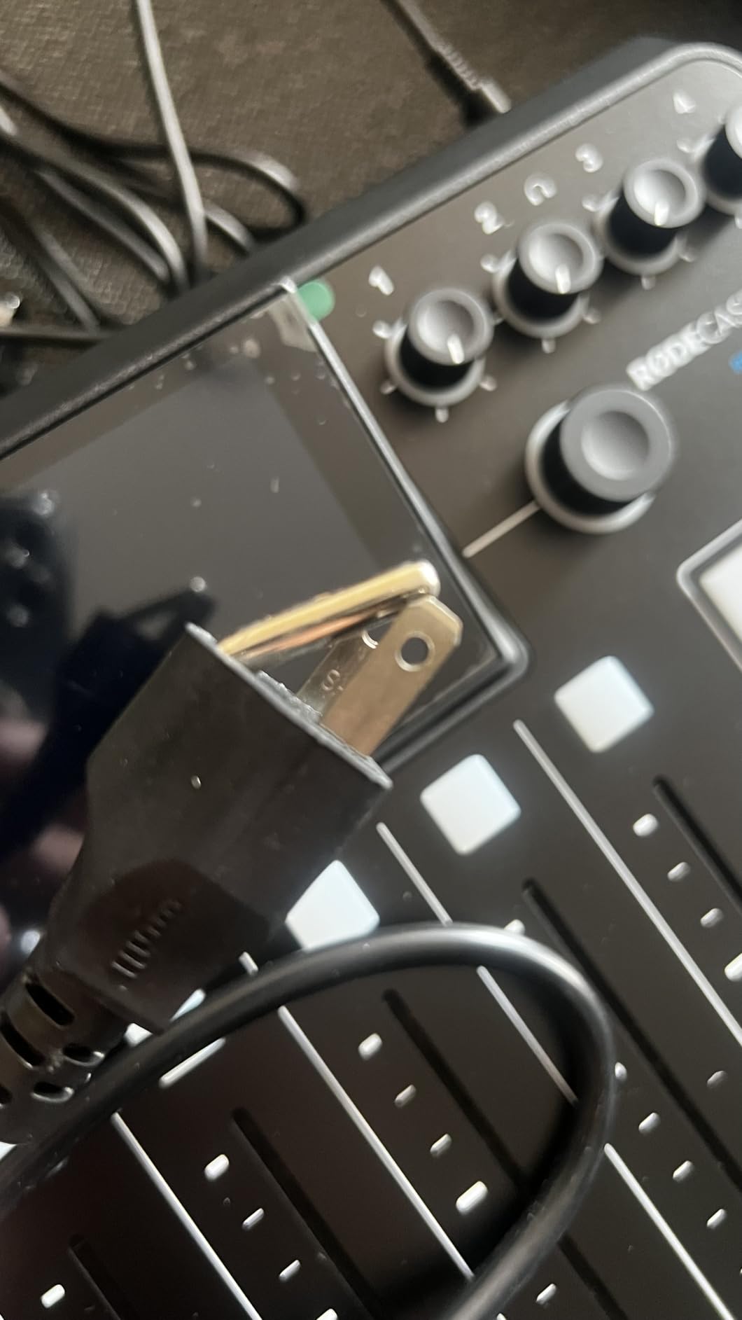 RØDE RØDECaster Pro II All-in-One Production Solution for Podcasting, Streaming, Music Production and Content Creation customer photo 1