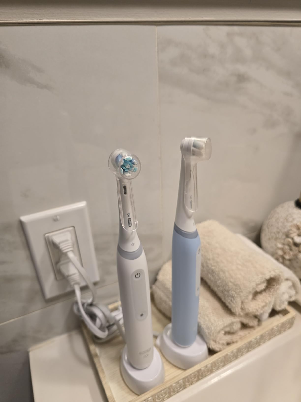 Oral-B Rechargeable Electric Toothbrush, iO3 Limited Deep Clean, 3 Cleaning Modes, Visual Pressure Sensor to Protect Gums, 2 Brush Heads, Travel Case, Black customer photo 2