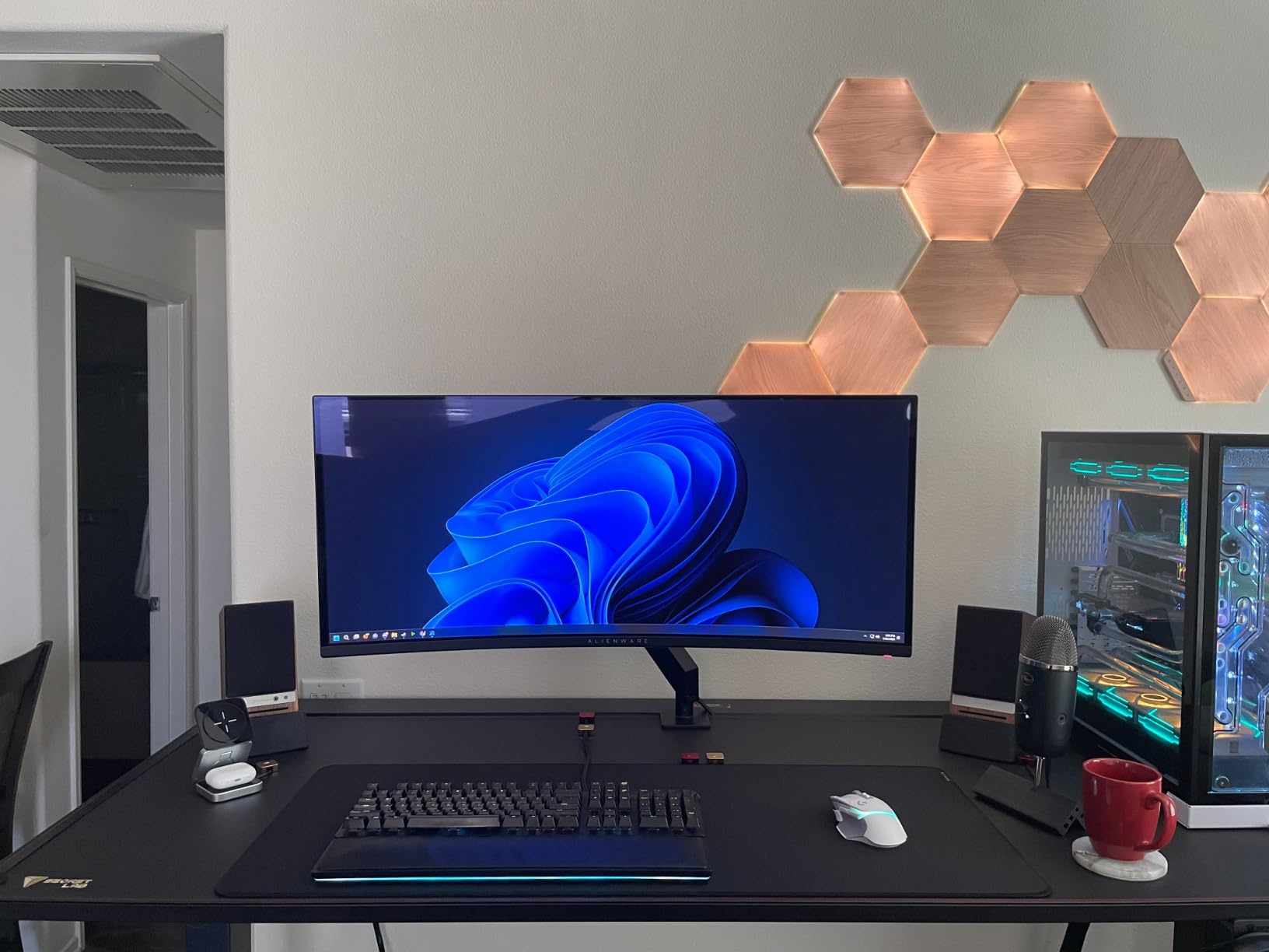 Razer Strider Chroma Hybrid Gaming Mouse Mat with Razer Chroma RGB: Hybrid Soft/Hard Mat - 19 Razer Chroma RGB Lighting Zones - Warp and Water-Resistant - Anti-Slip Base - Seamless Edges XXLarge customer photo 1