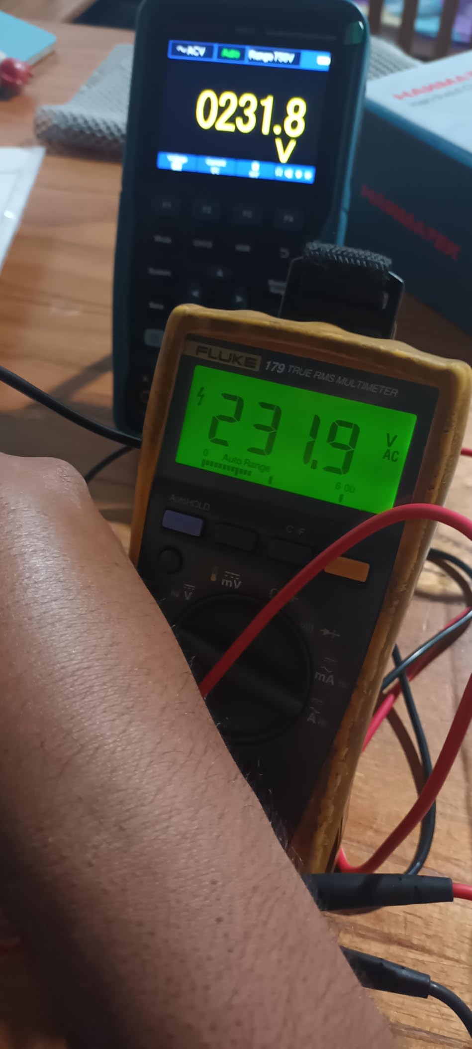 Hanmatek HO102S 3 in 1 Handheld Oscilloscope Multimeter 100MHz Waveform Generator with 2 Channels 3.5