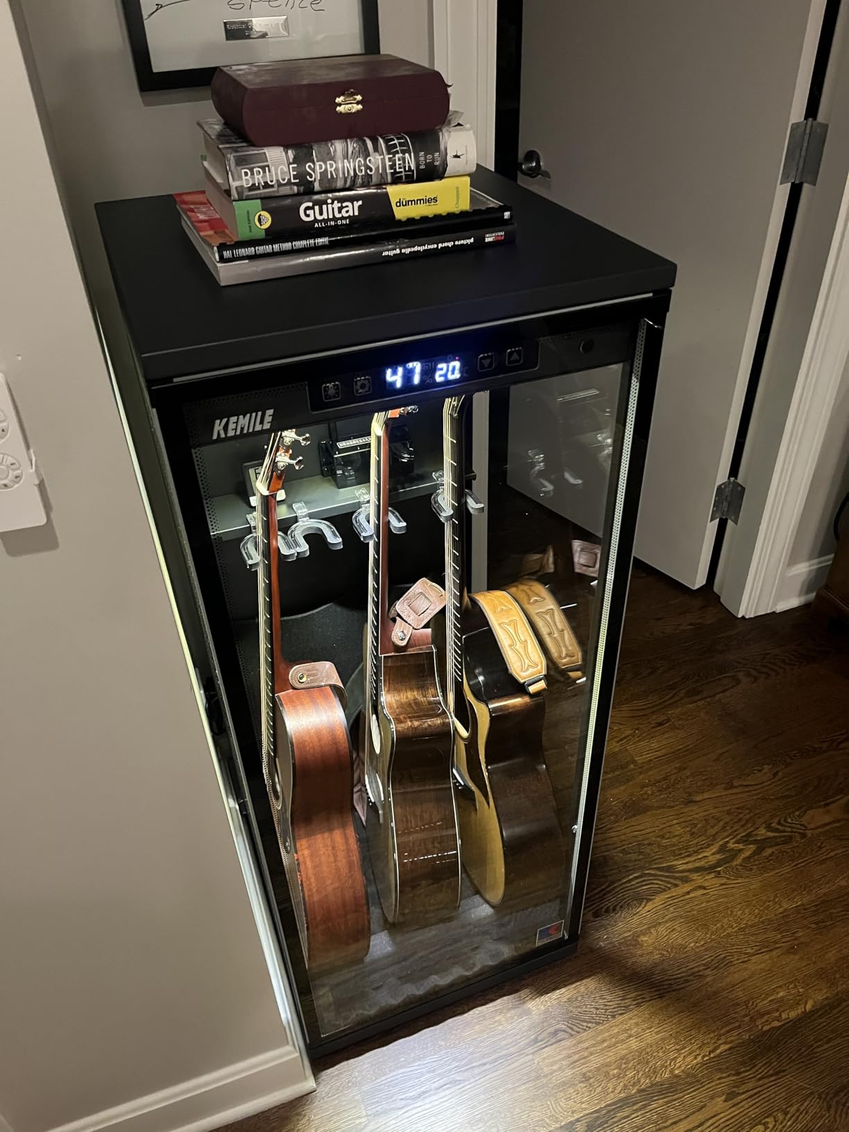 Guitar Display Case with Humidity Control - 270° Tempered Glass with Digital Hygrometer, Lockable customer photo 1