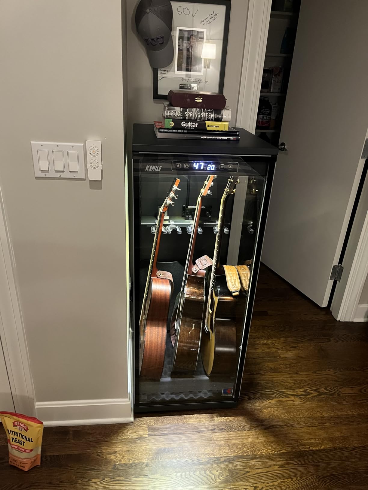 Guitar Display Case with Humidity Control - 270° Tempered Glass with Digital Hygrometer, Lockable customer photo 2