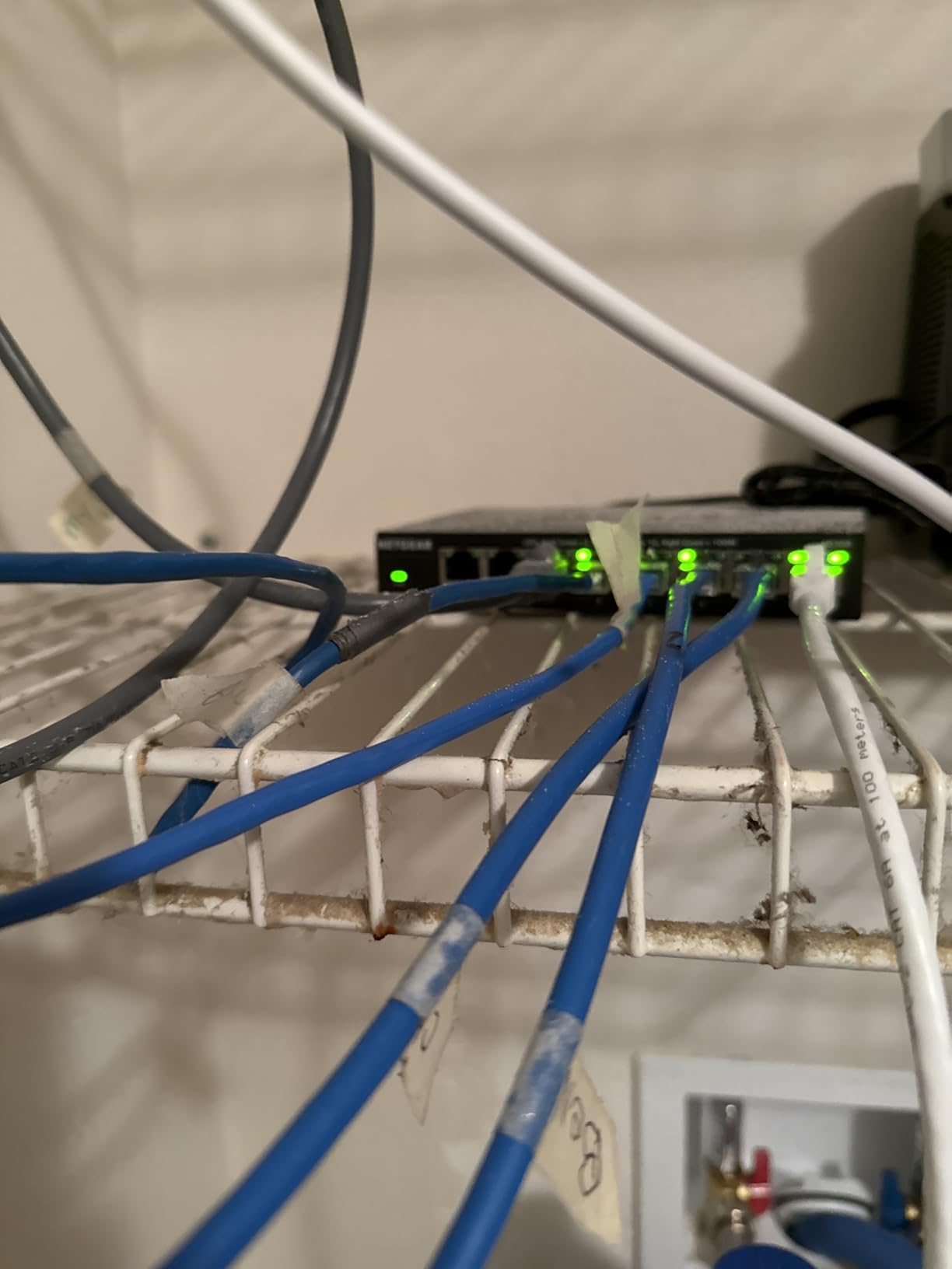 NETGEAR 5-Port 2.5G Multi-Gigabit Ethernet Unmanaged Network Switch (MS305) - with 5 x 2.5Gbps Ports, Desktop or Wall Mount, Metal Case customer photo 2