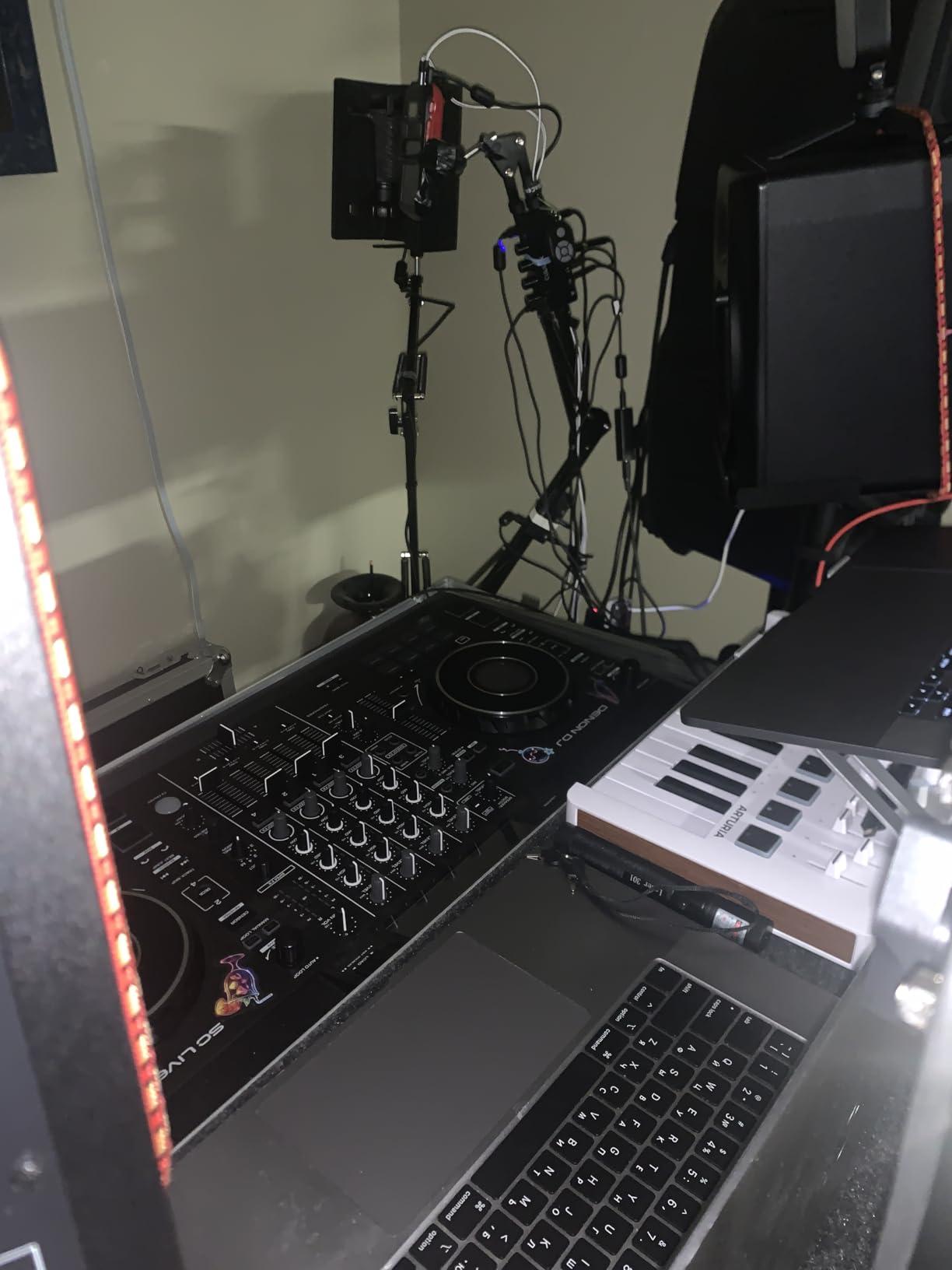 Denon DJ SC LIVE 4 Standalone DJ Controller with Stem Separation on 4-Decks, Wi-Fi Streaming, Build-in Speakers, Serato DJ and Virtual DJ Compatible customer photo 3