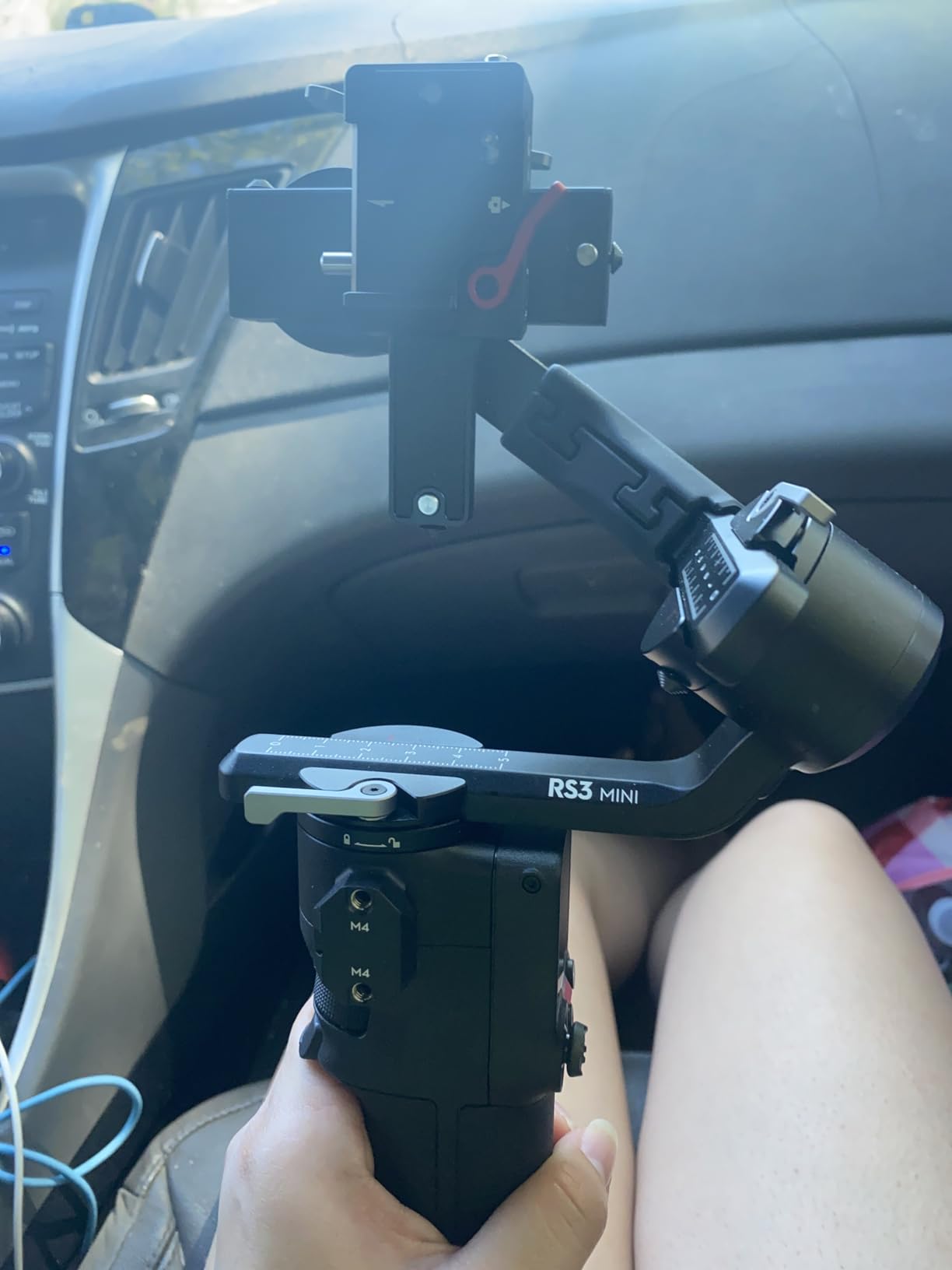 DJI RS 3 Mini, 3-Axis Gimbal Stabilizer for Cameras Canon/Sony/Panasonic/Nikon/Fujifilm, 2 kg (4.4 lbs) Tested Payload, Native Vertical Shooting, Black customer photo 1