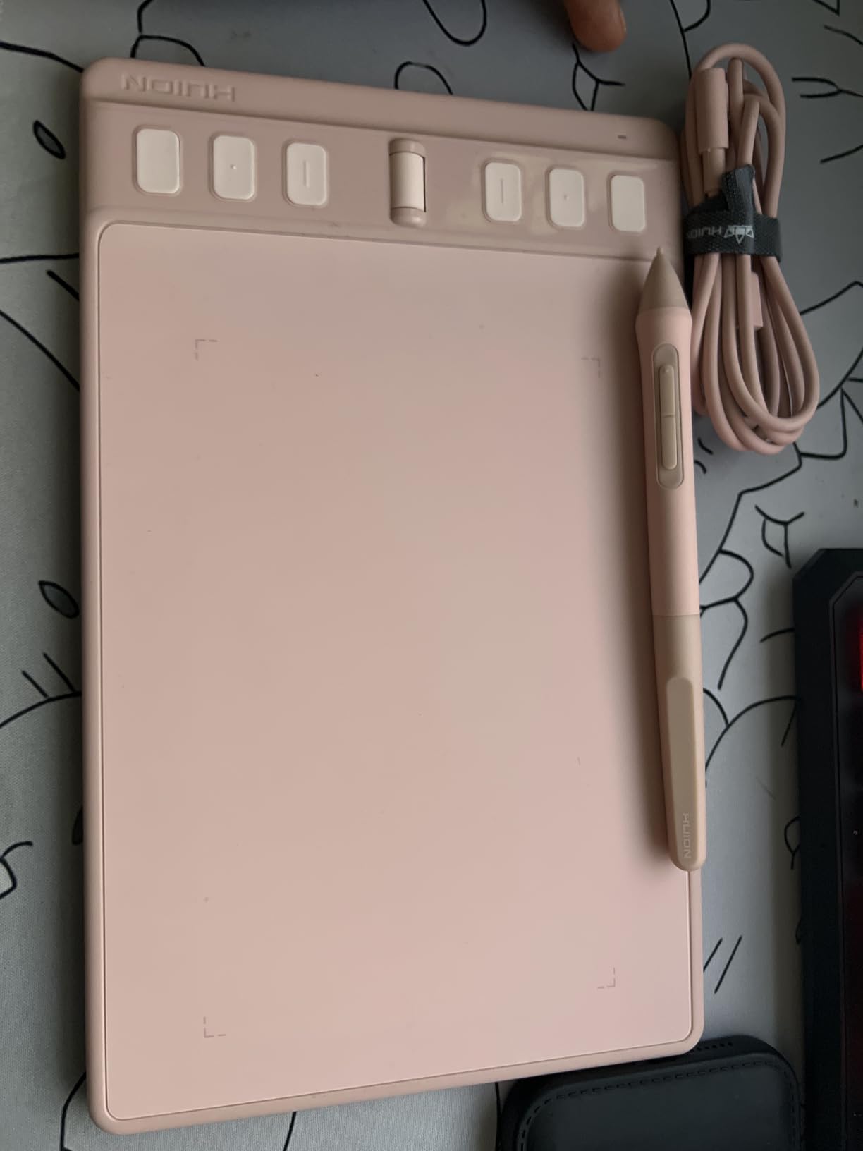 HUION Inspiroy 2 Medium Drawing Tablet with Scroll Wheel 8 Customized Keys Battery-Free Stylus 60° Tilt Support for Digital Art, Design, Sketch, 9x5inch Graphics Tablet, Black customer photo 2