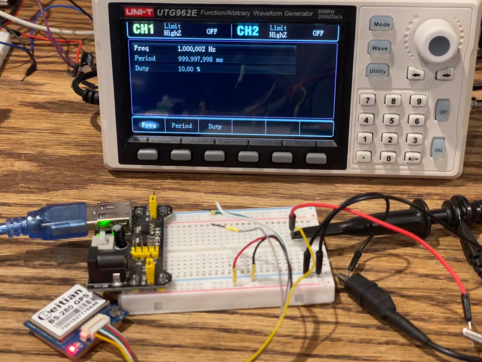 UNI-T UTG932E 30MHz Function Generator Arbitrary Waveform Signal Generator Dual-Channel 200MSa/s 14 Bits Frequency Meter customer photo 1