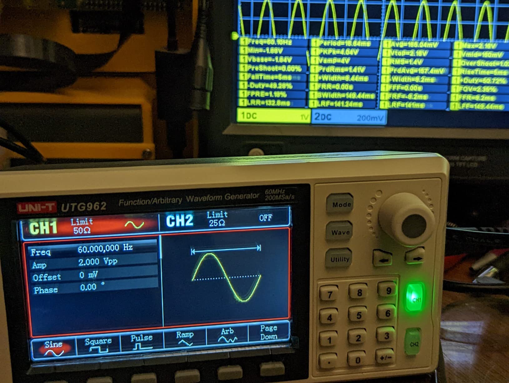 UNI-T UTG932E 30MHz Function Generator Arbitrary Waveform Signal Generator Dual-Channel 200MSa/s 14 Bits Frequency Meter customer photo 2