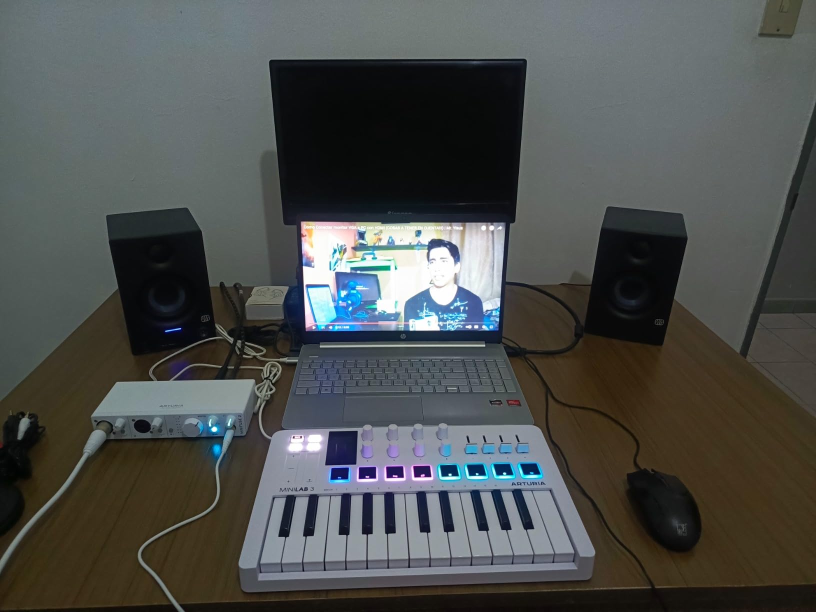 Arturia MiniLab 3 - 25 Key USB MIDI Keyboard Controller With 8 Multi-Color Drum Pads, 8 Knobs and Music Production Software Included customer photo 1