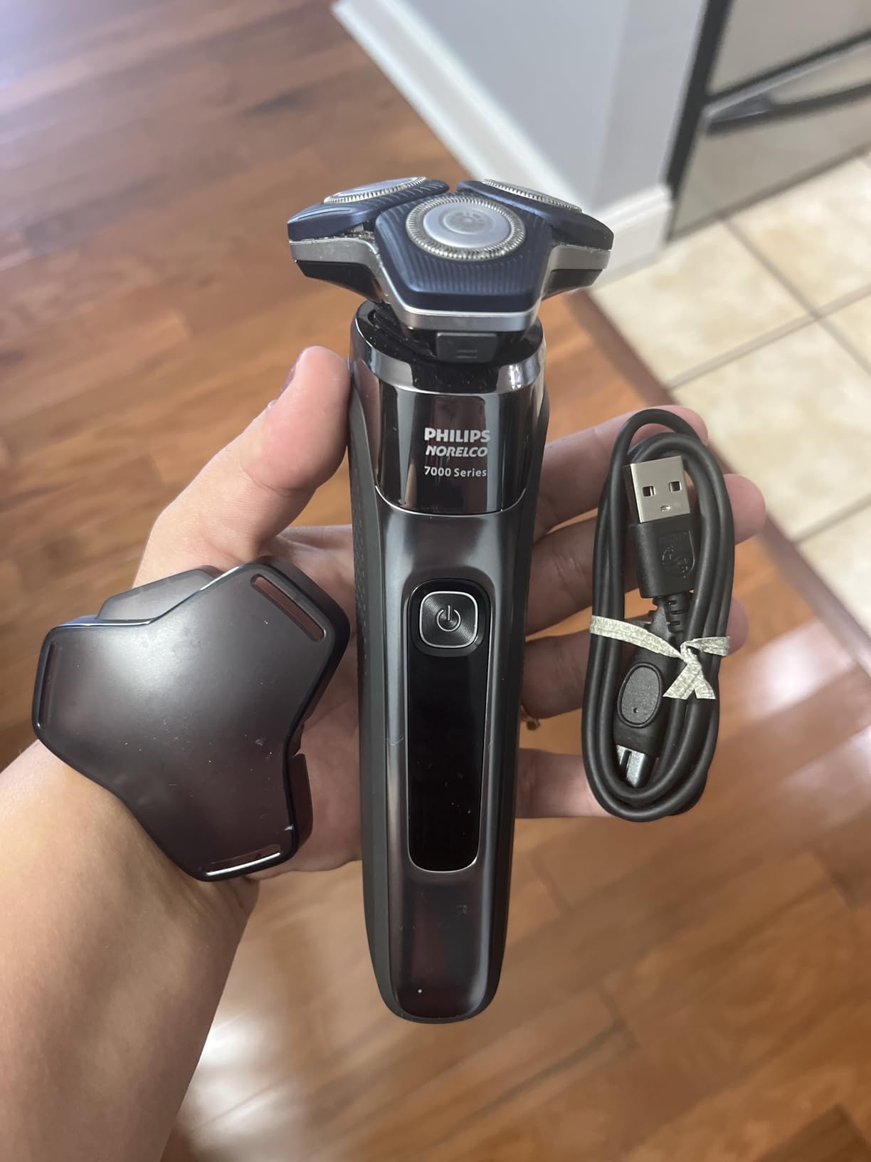 Philips Norelco Shaver 7200, Rechargeable Wet & Dry Electric Shaver with SenseIQ Technology and Pop-up Trimmer, S7887/82 customer photo 1