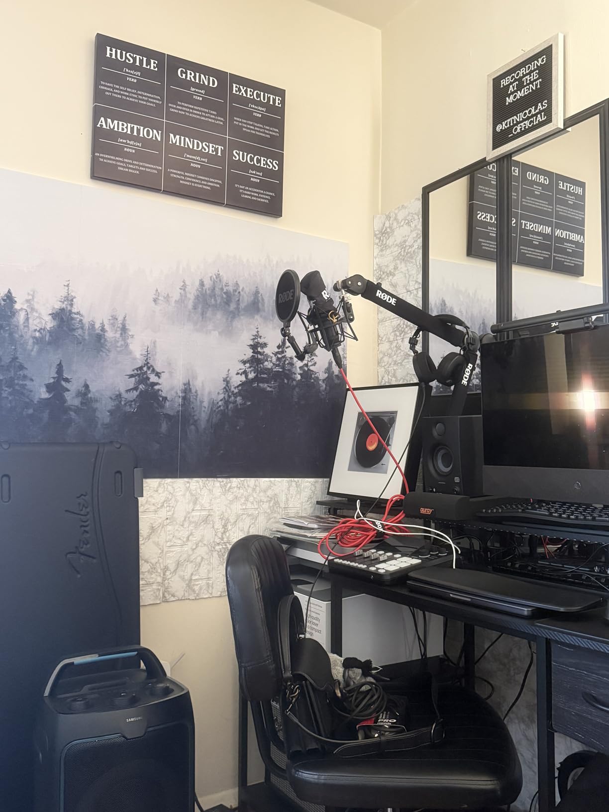 RØDE NT1 5th Gen Large-Diaphragm Studio Condenser Microphone - XLR & USB Outputs - Shock Mount & Pop Filter Included - Music Production, Vocal Recording, Podcasting - Black - Professional Audio customer photo 1