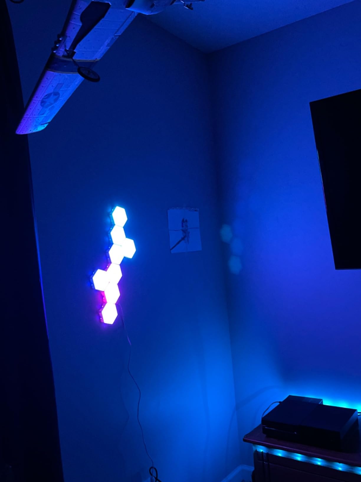 Hexagon LED Lights Wall Panels, Smart RGB Gaming Lights with APP & Music Sync, DIY Modular Hex Tiles, USB-Powered for Autism/Game Room/Party Decor (8-Pack) customer photo 2