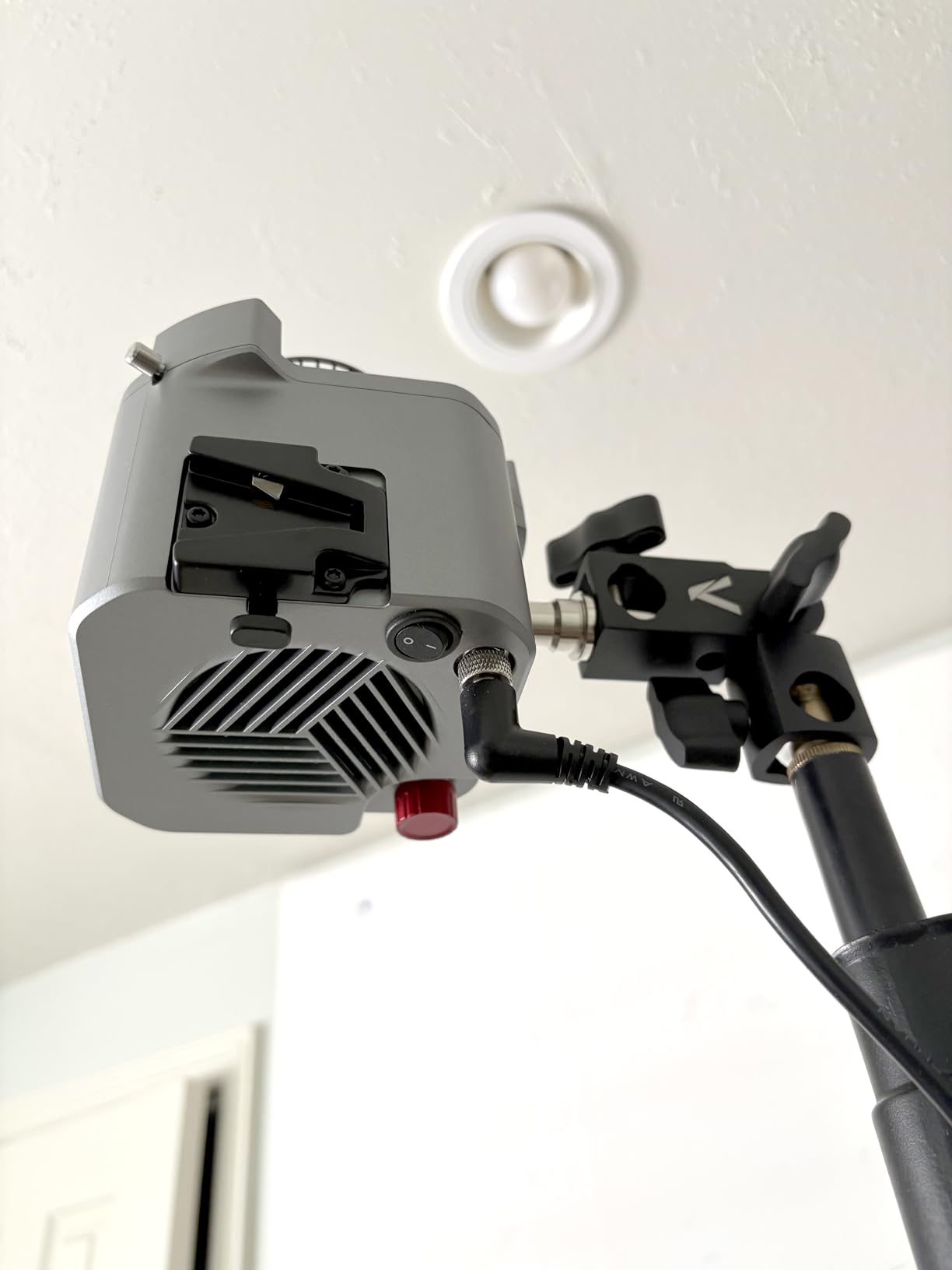 Aputure amaran COB 60xS Video Lighting amaran 60x Upgrade bi-Color Bowens Mount Point-Source LED Studio Light, SSI (D56) of 87, 33,300 lux @ 1m, App Control, 9 Lighting FX customer photo 1