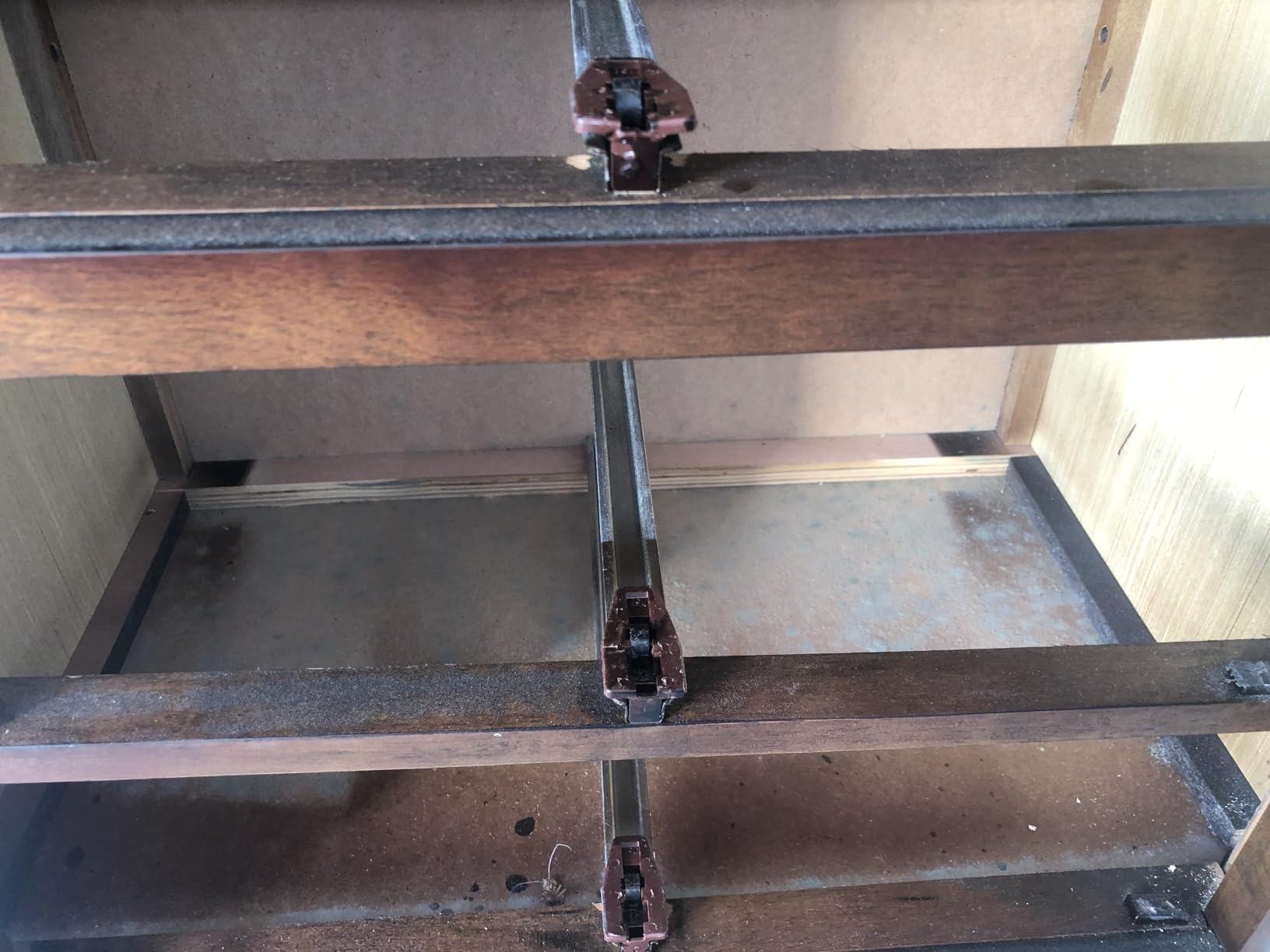 Roundhill Furniture Maderne Traditional Wood Panel Bed with Dresser, Mirror, Two Nightstands, Chest, King, Antique Walnut Finish customer photo 1