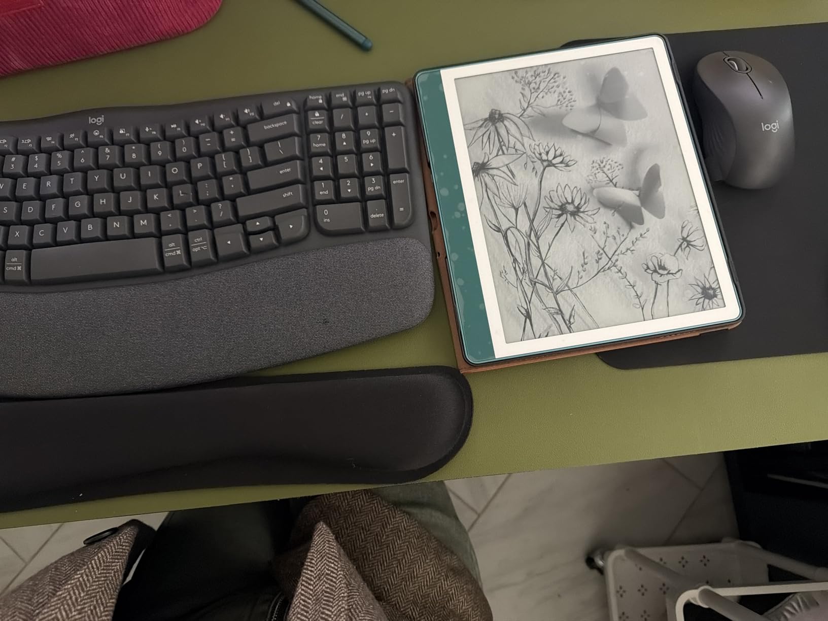 Logitech Wave Keys MK670 Combo, Wireless Ergonomic Keyboard with Signature M550 L Wireless Mouse, Comfortable Natural Typing, Bluetooth, Logi Bolt, for Multi-OS, Windows/Mac - Graphite customer photo 2