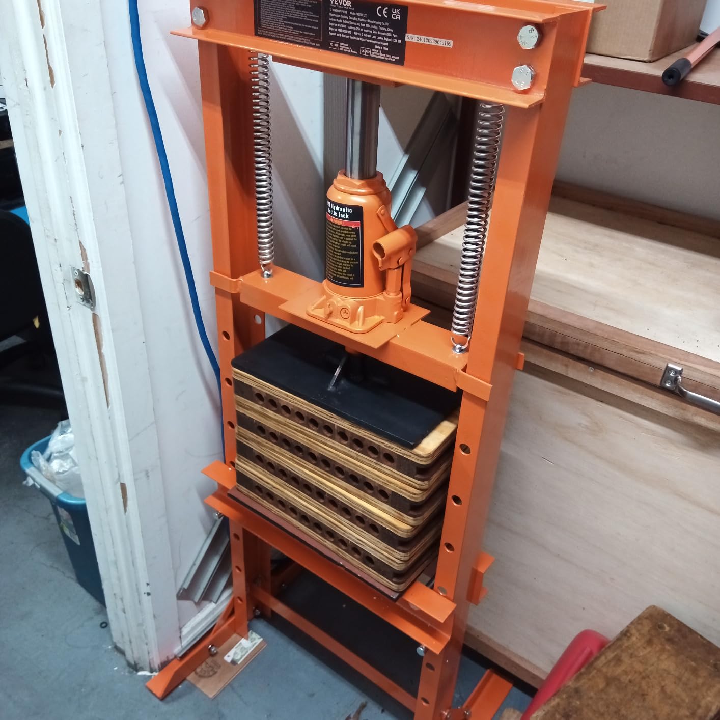 VEVOR Hydraulic Shop Press, 12 Ton/26000lbs, H-Frame, 4-Hold Adjustable Height, with Movable Plates, for Garage or Professional Users, Orange customer photo 2